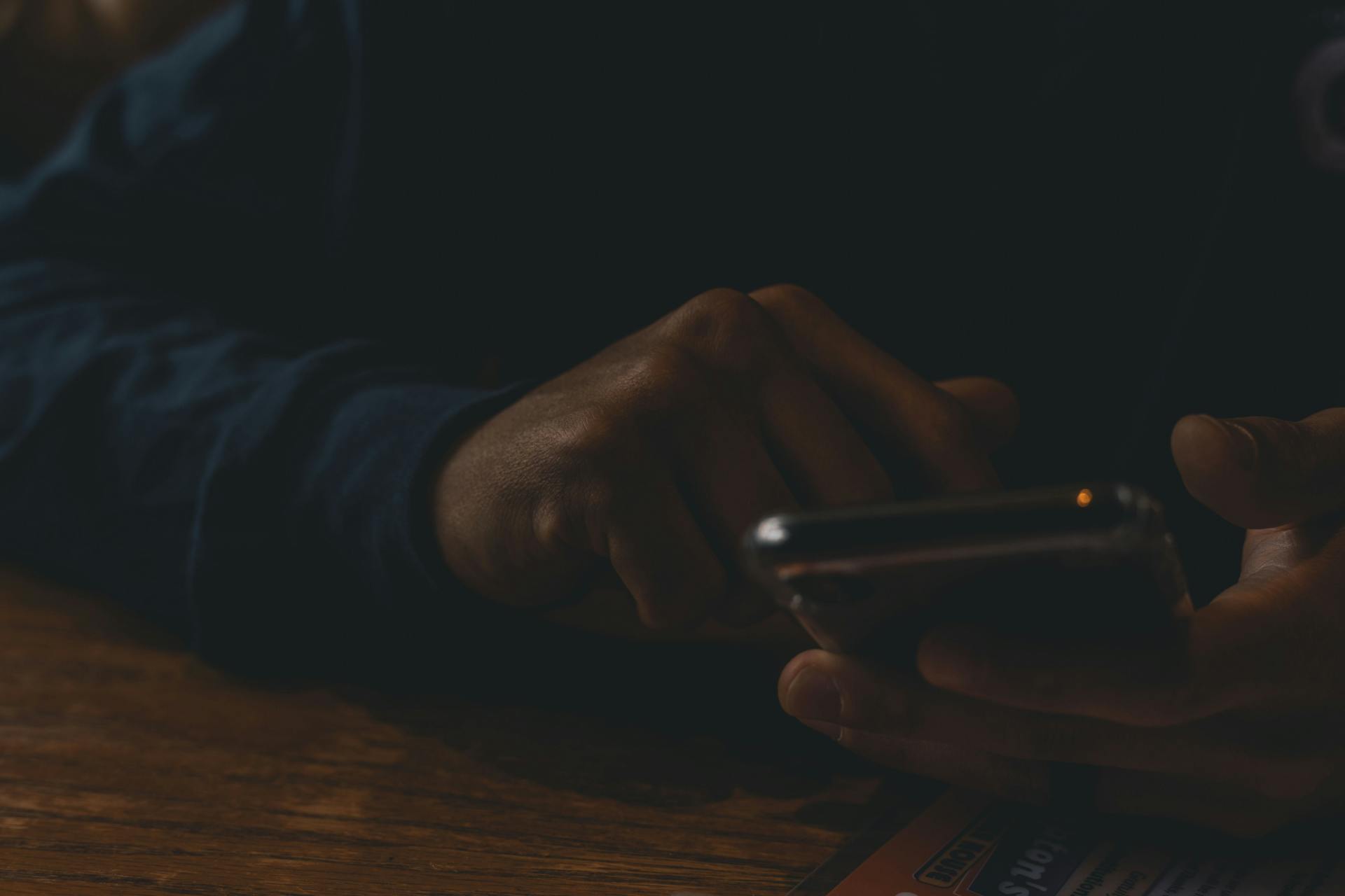 A man texting | Source: Pexels