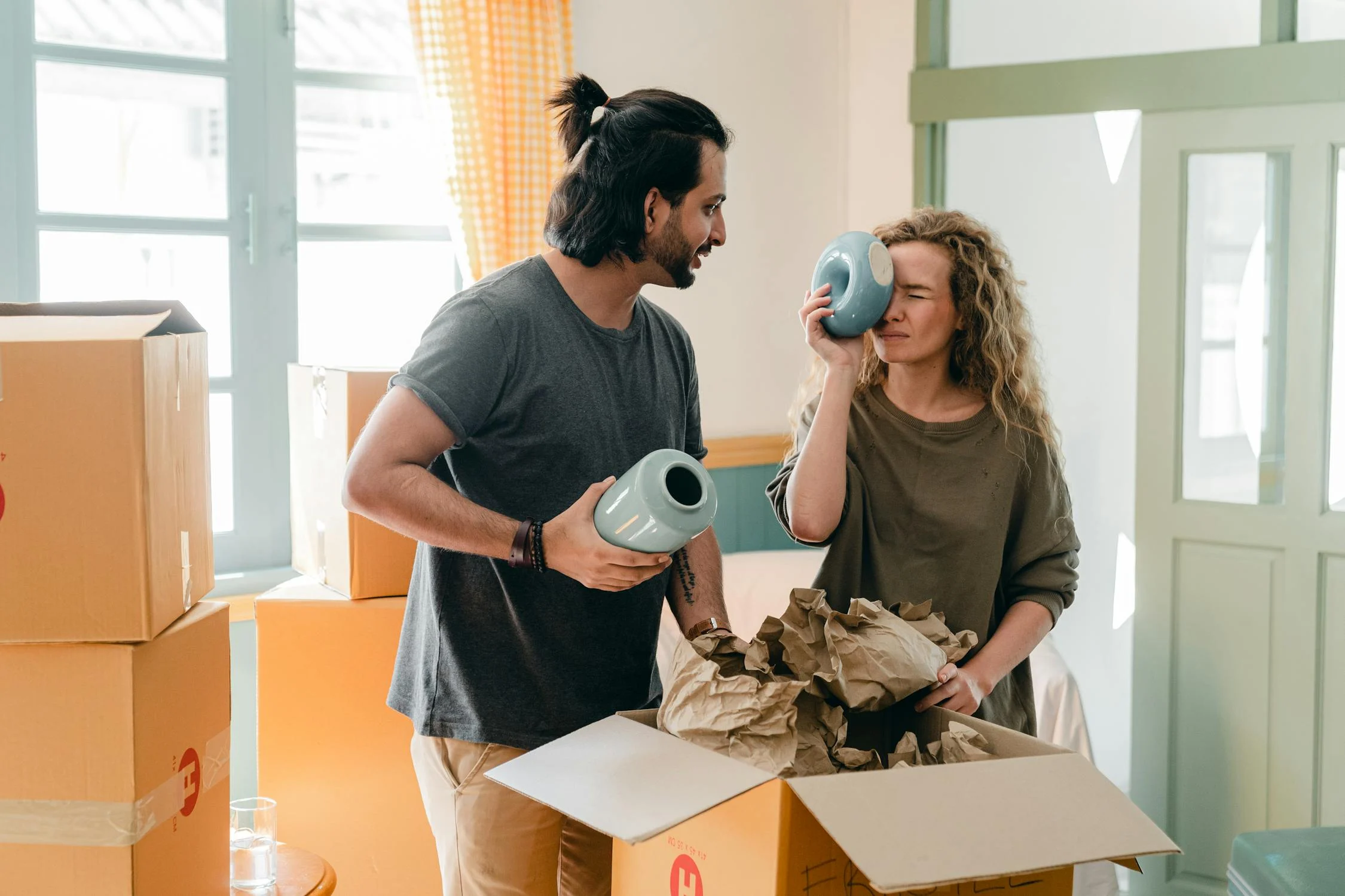 A couple moving into a house | Source: Pexels