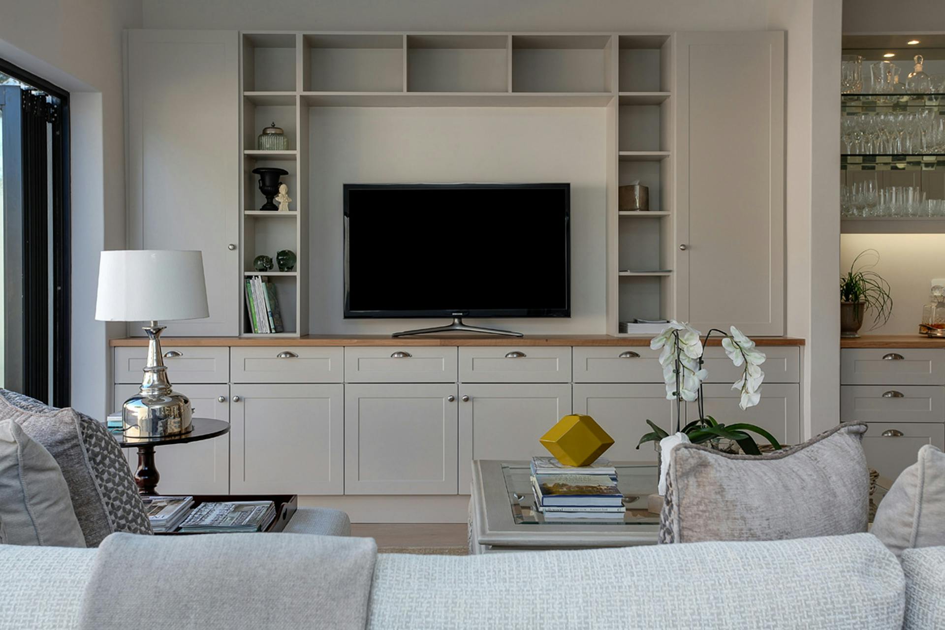 A TV in a living room | Source: Pexels