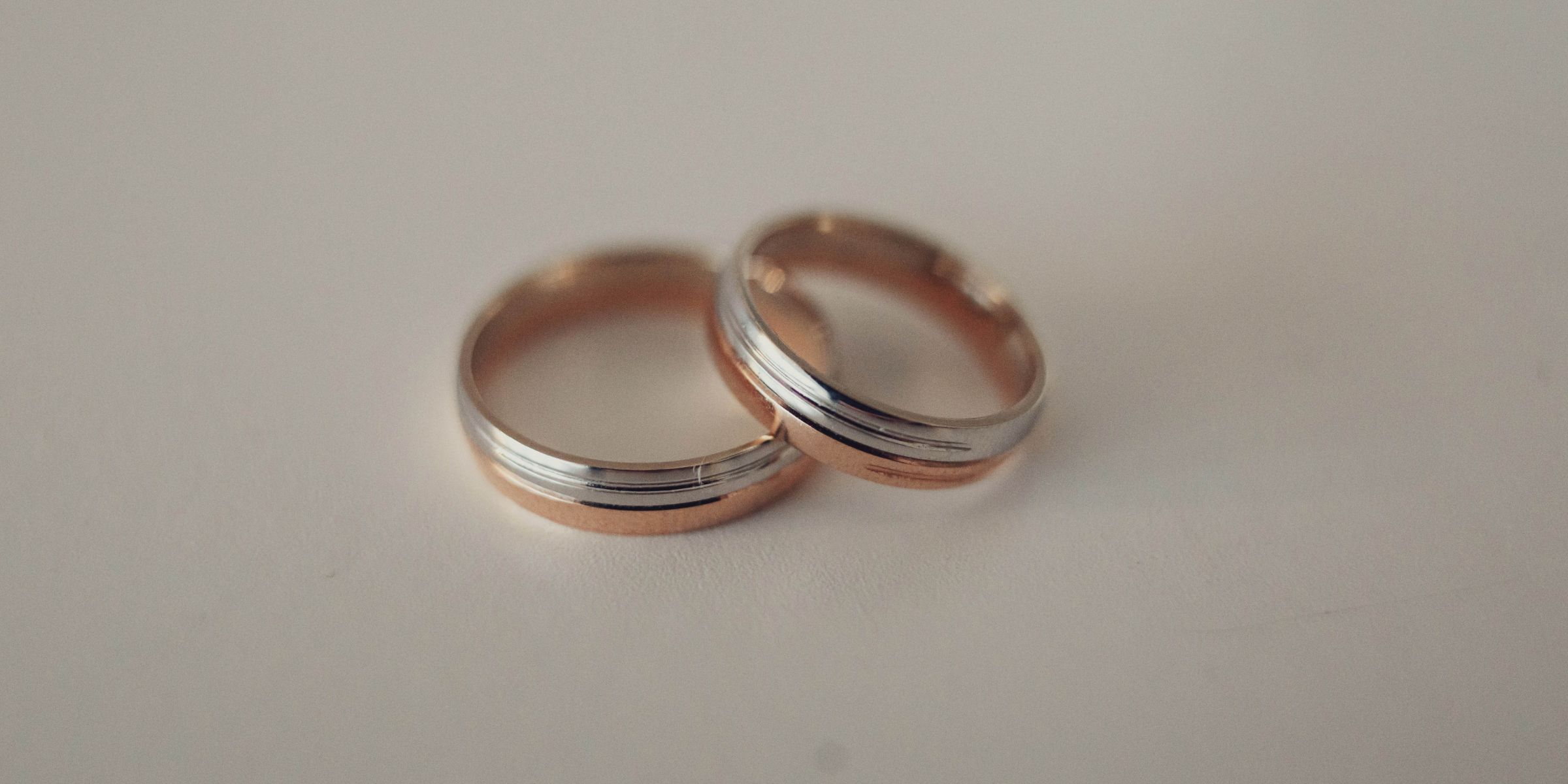 A close-up of two wedding bands | Source: No source