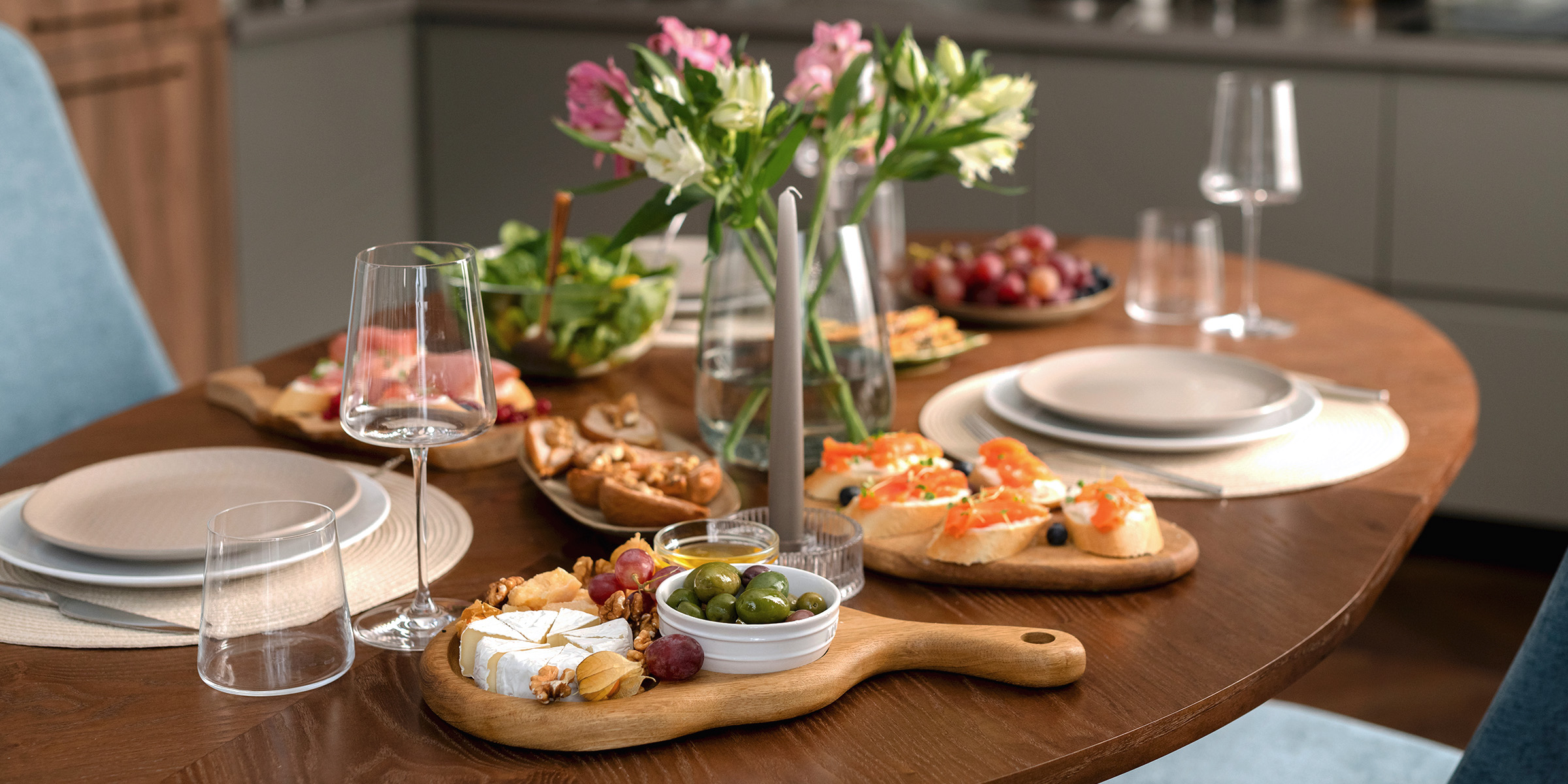 A dinner table | Source: Freepik