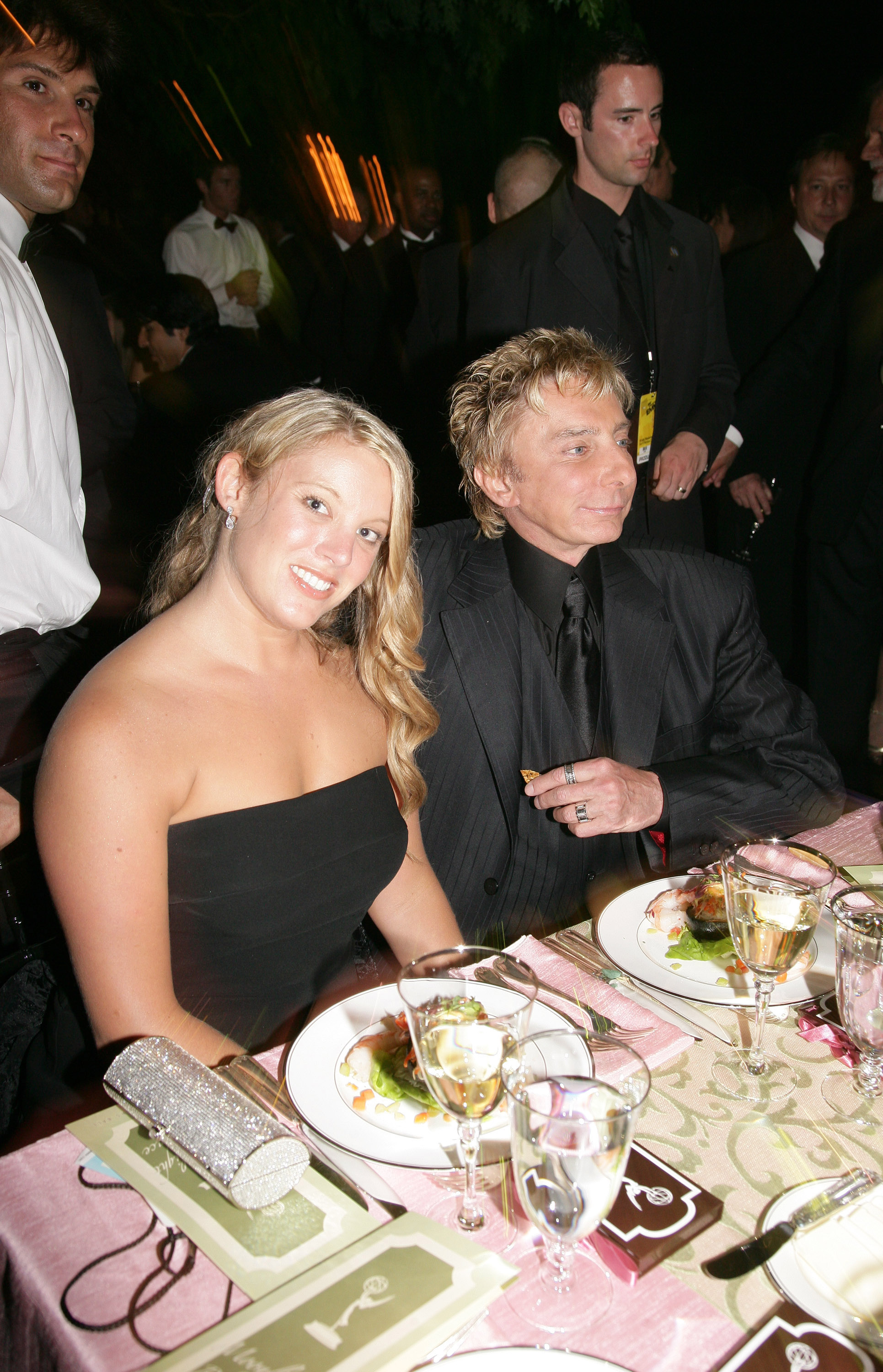 Barry Manilow with Kirsten, seated at the 58th Primetime Emmy Awards Governors Ball, at the Shrine Auditorium in Los Angeles in 2006 | Source: Getty Images