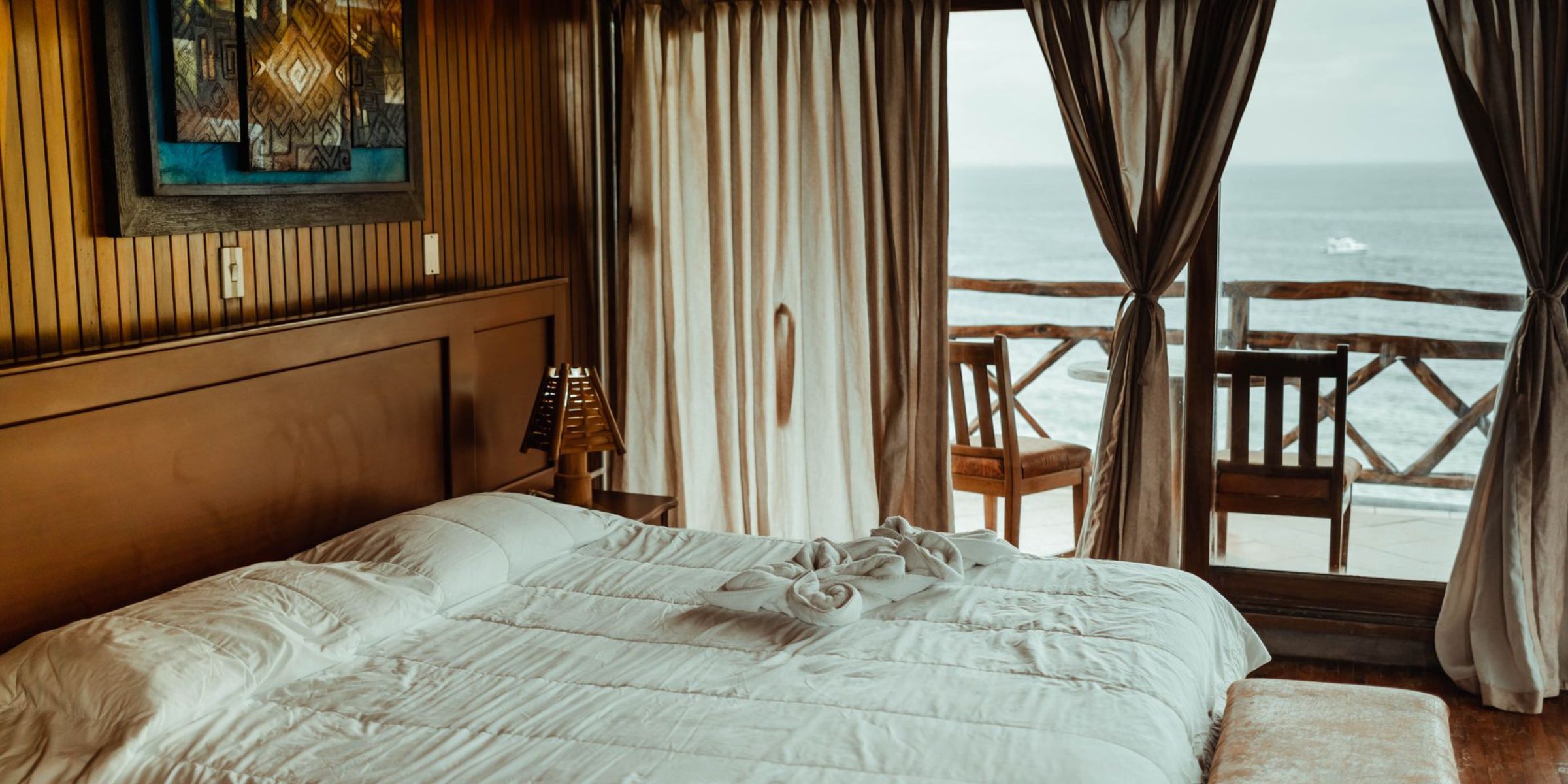 A hotel room with an ocean view | Source: Pexels