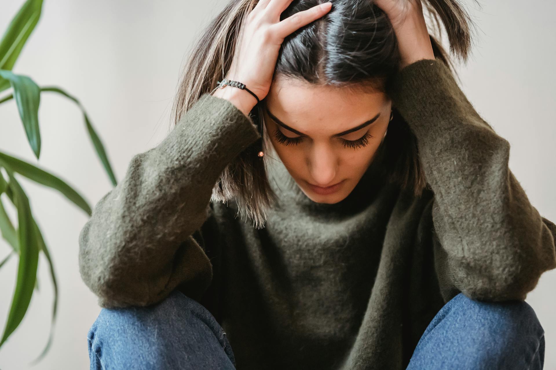 A depressed woman sitting on a chair | Source: Pexels