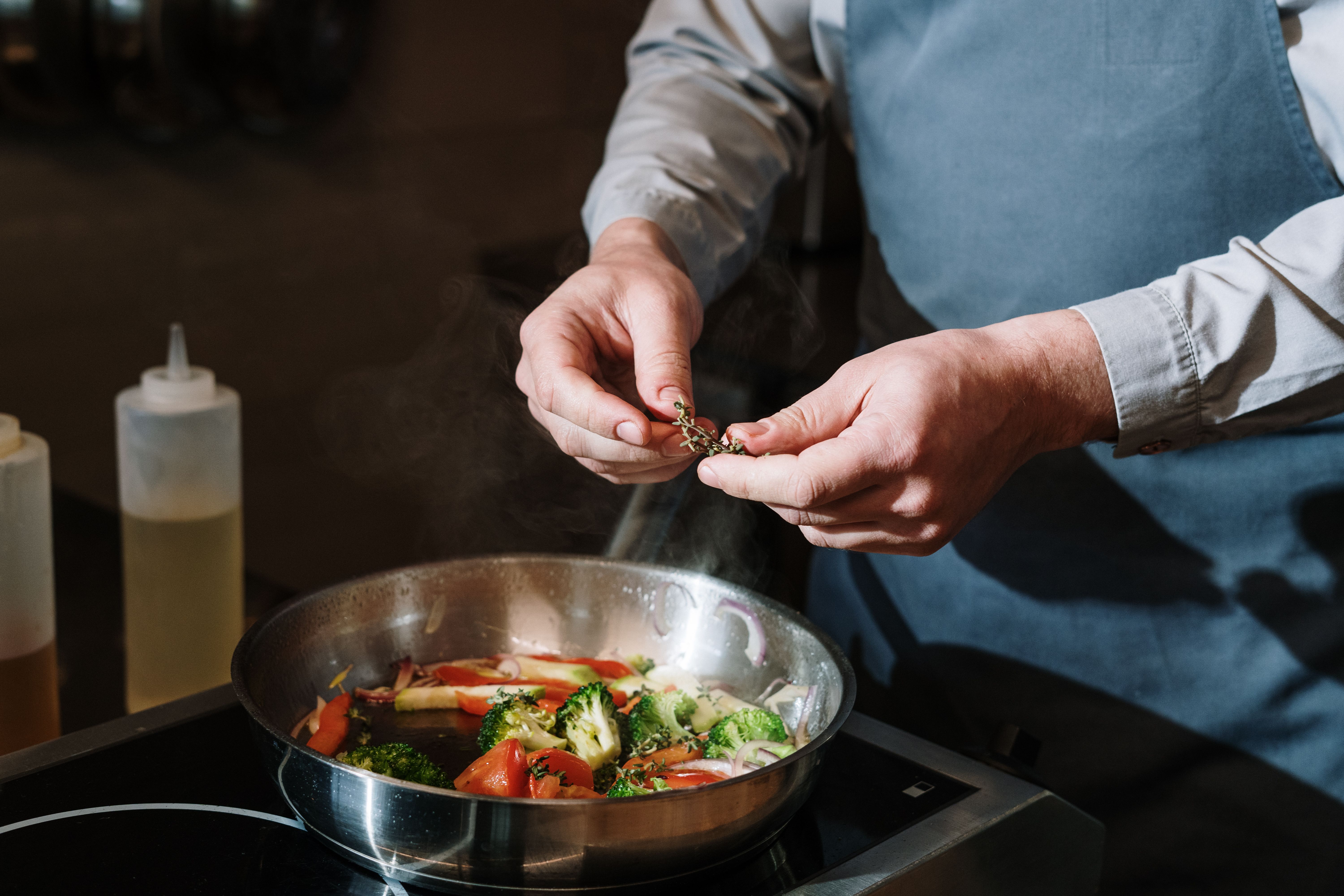 7 Essential Steps to Start Cooking Healthy Meals With Confidence