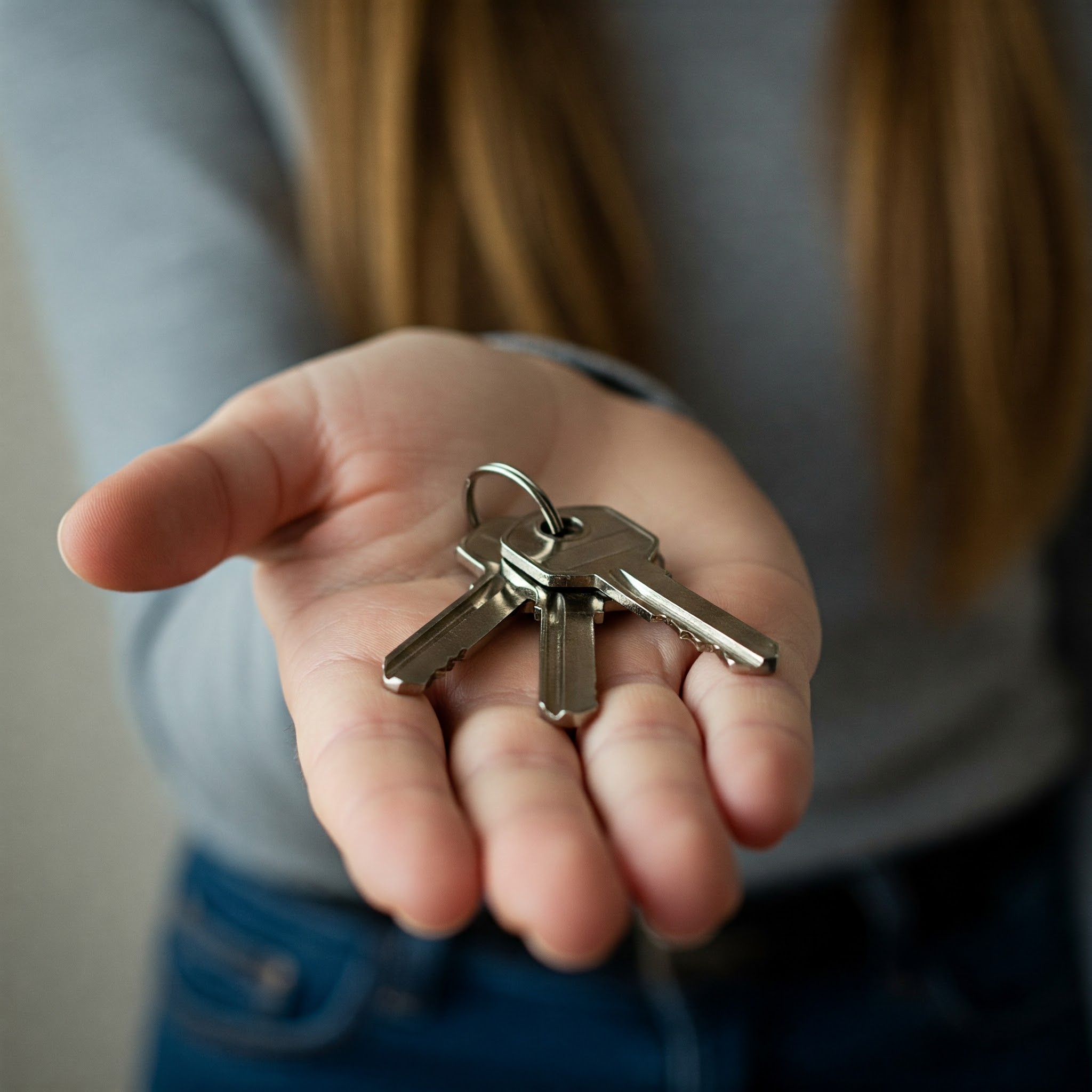 Keys resting in a woman's palm | Source: No source