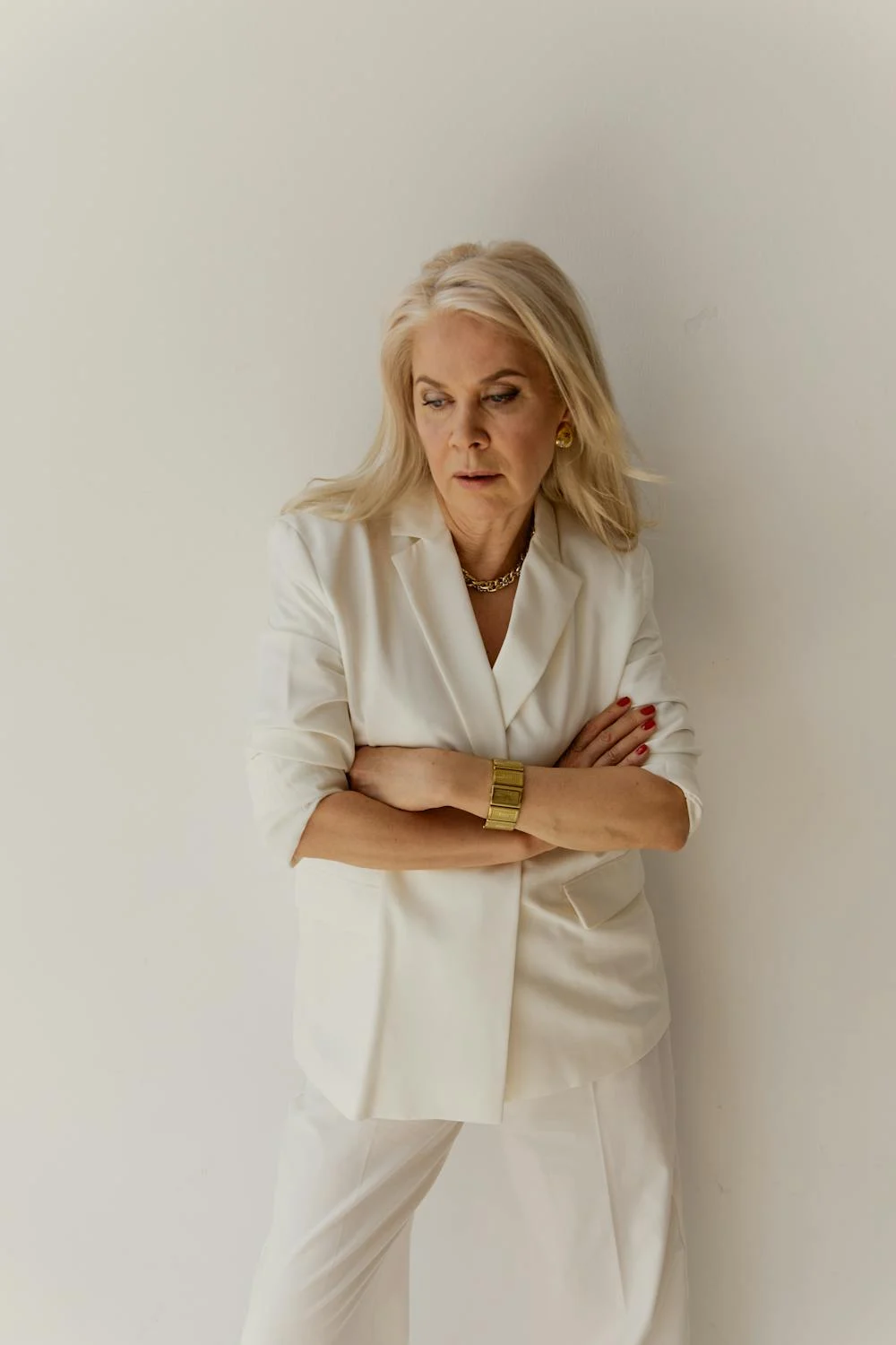 A mature woman with her arms crossed | Source: Pexels