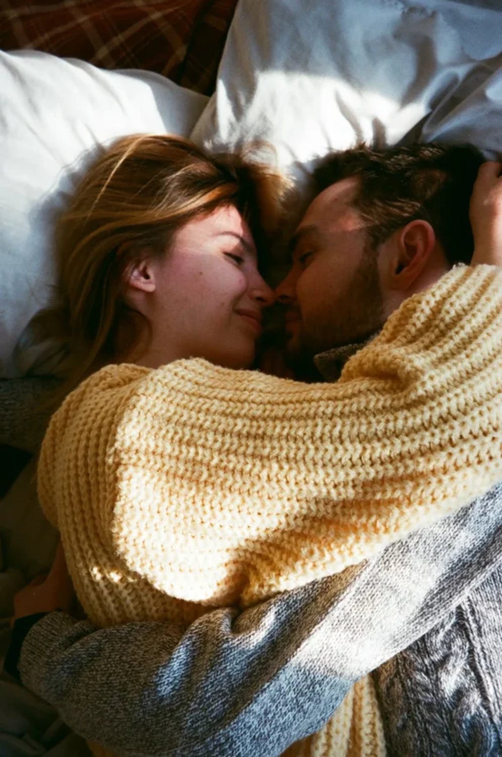 A happy couple hugging | Source: Pexels