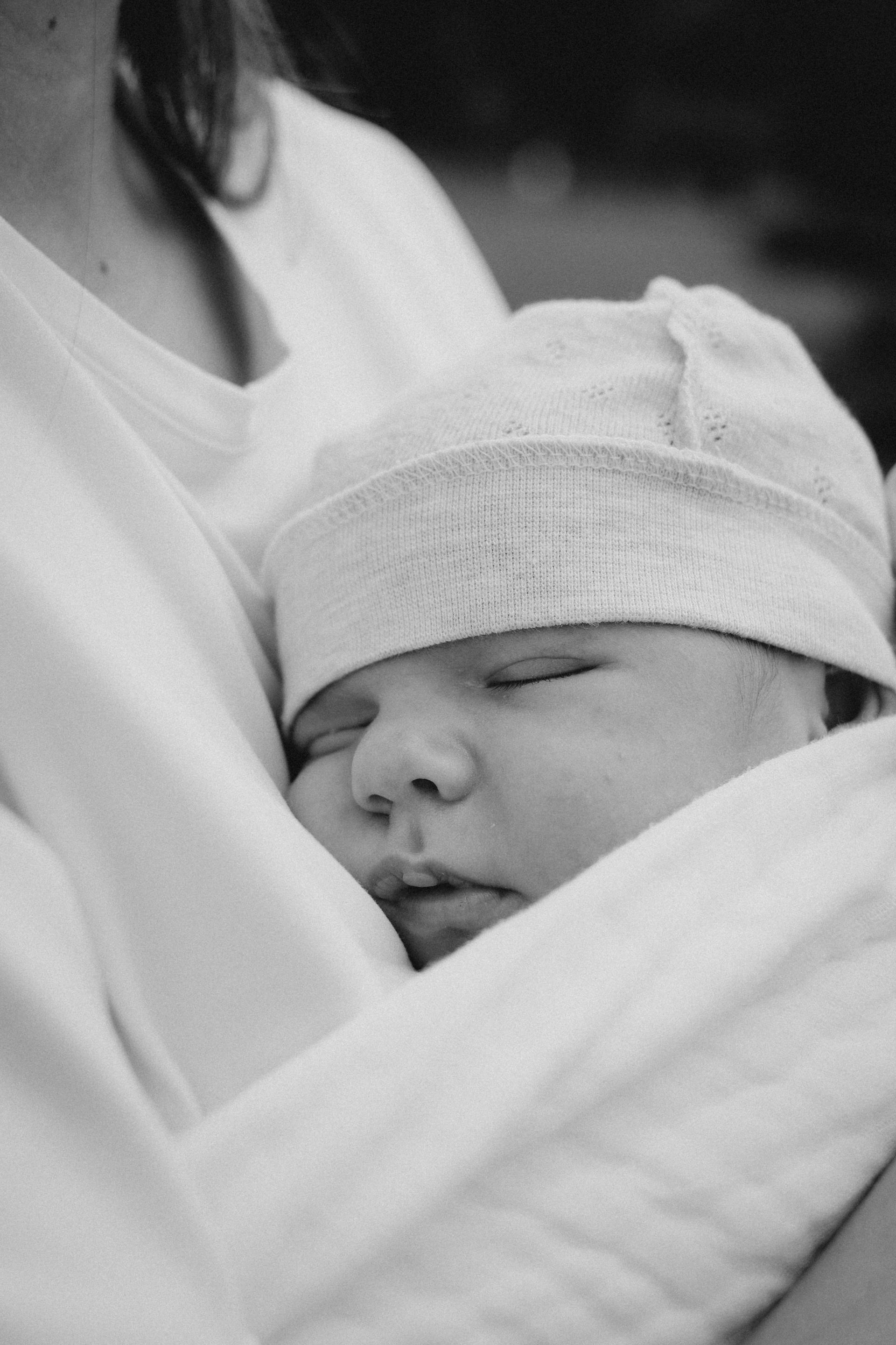 A person holding a baby | Source: Pexels