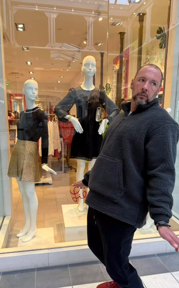 Melissa Joan Hart's husband Mark Wilkerson being goofy at the mall, from a post dated December 9, 2025 | Source: Instagram/melissajoanhart