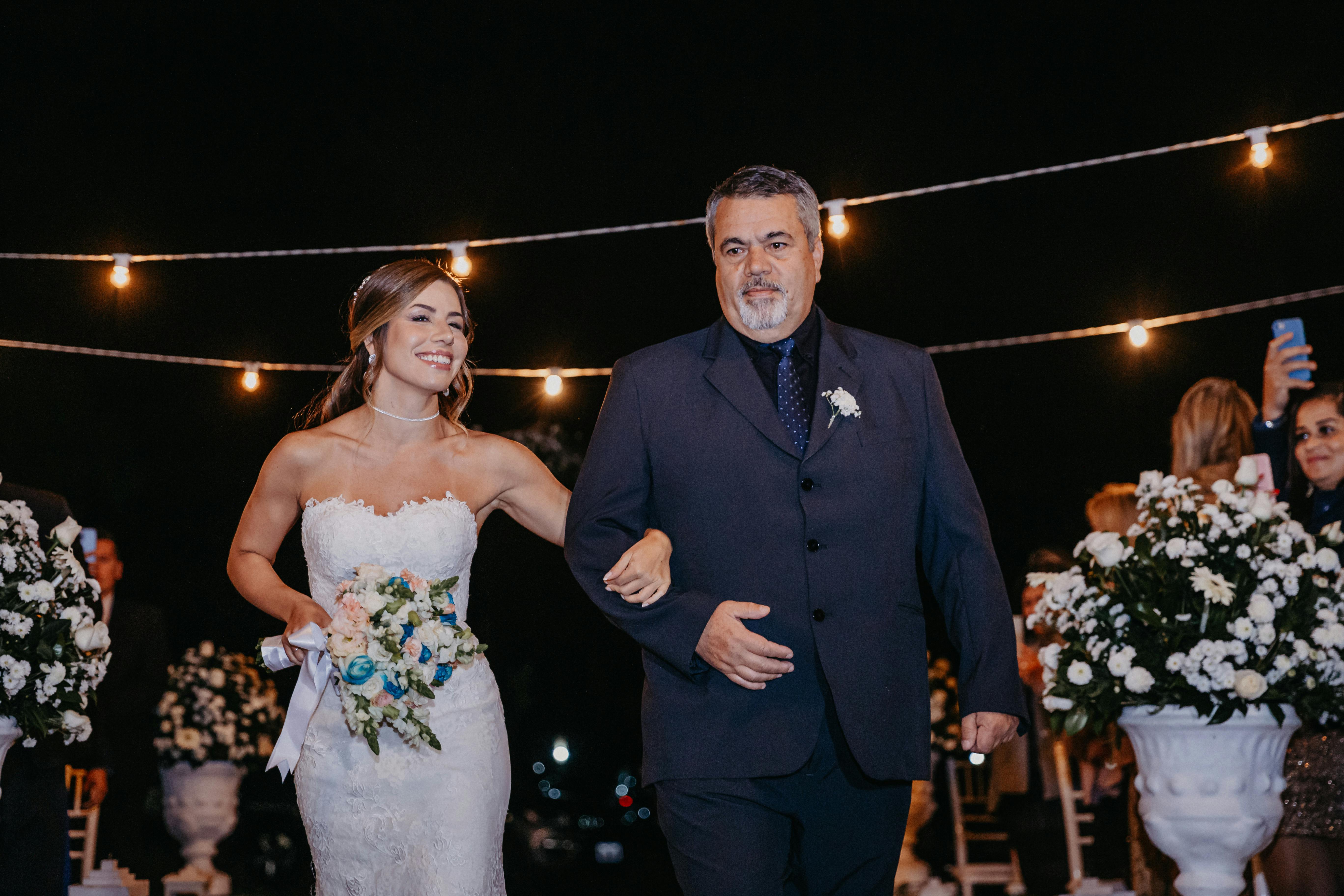 Father walking his daughter down the aisle | Source: Pexels
