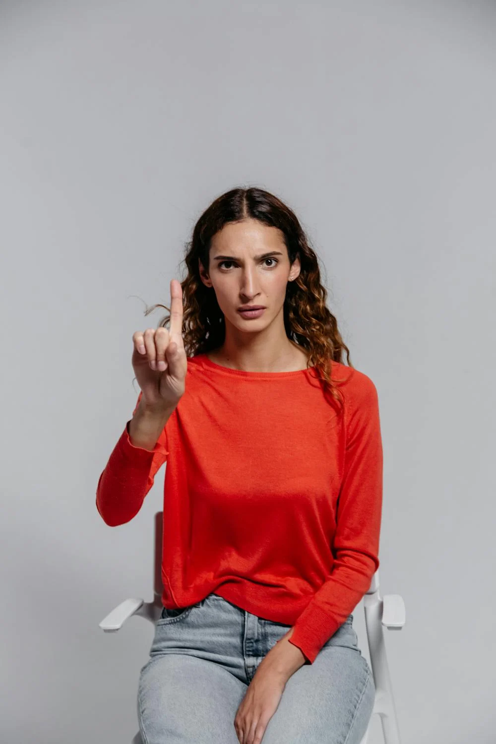 An angry woman holding her finger up | Source: Pexels