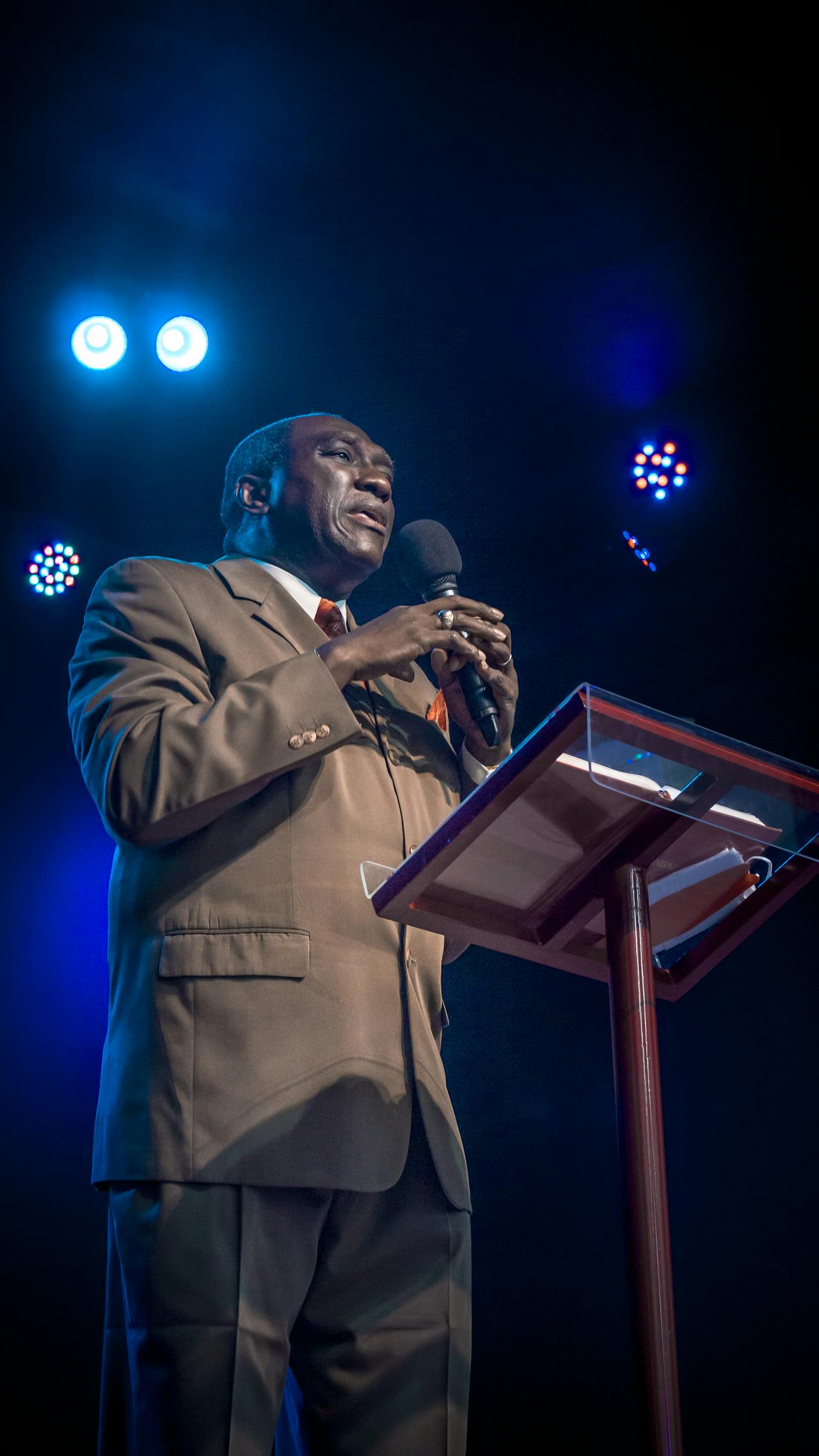 A man talking on the stage | Source: Pexels