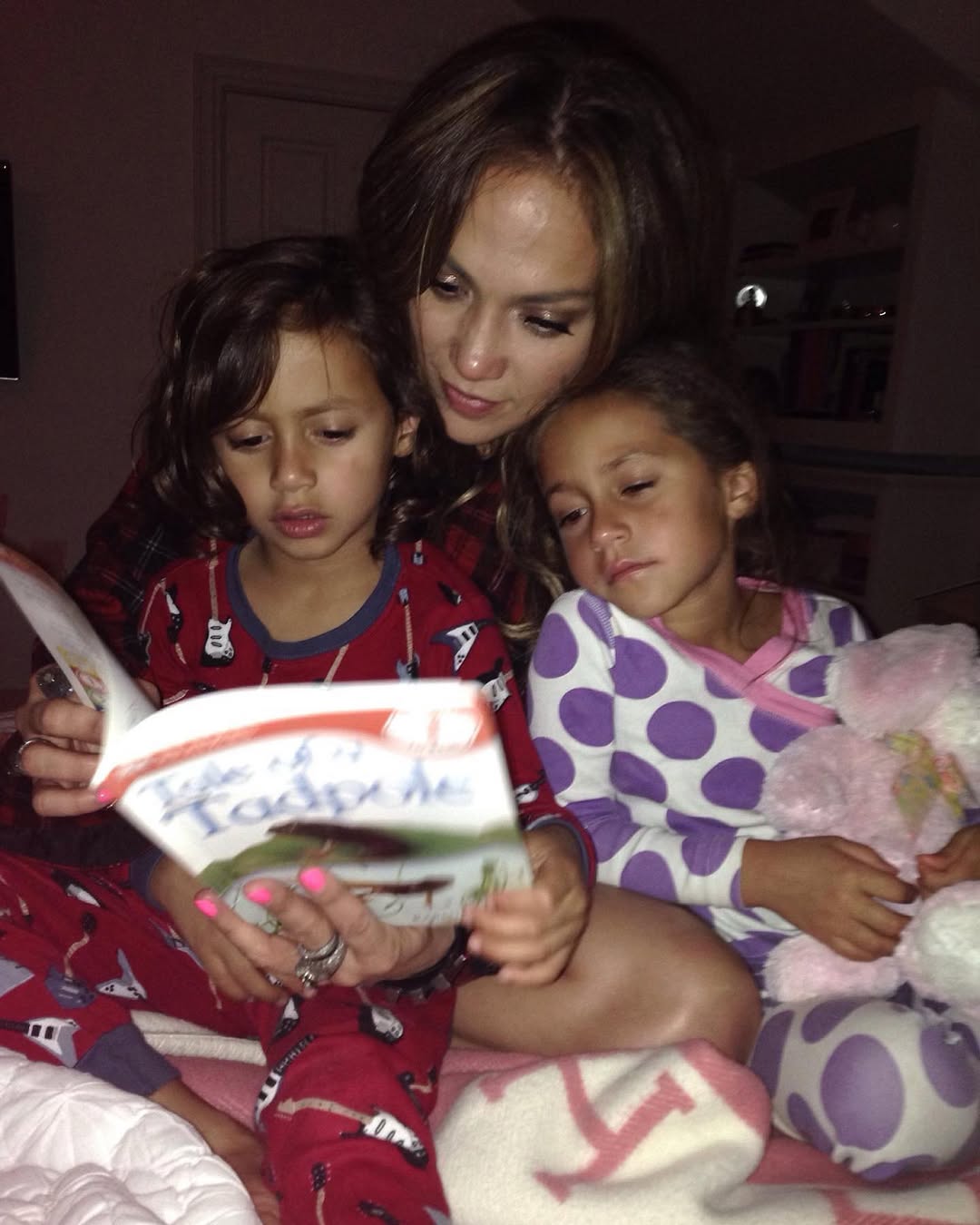 Jennifer Lopez reads to Max and Emme, as seen in a post dated November 9, 2021 | Source: Instagram/jlo