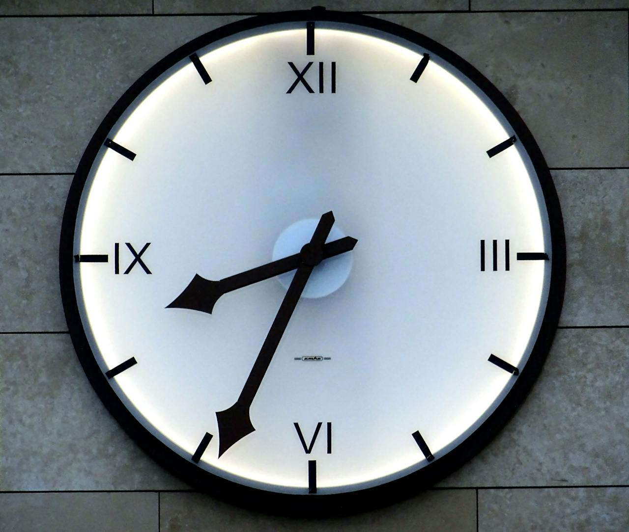 A wall clock | Source: Pexels