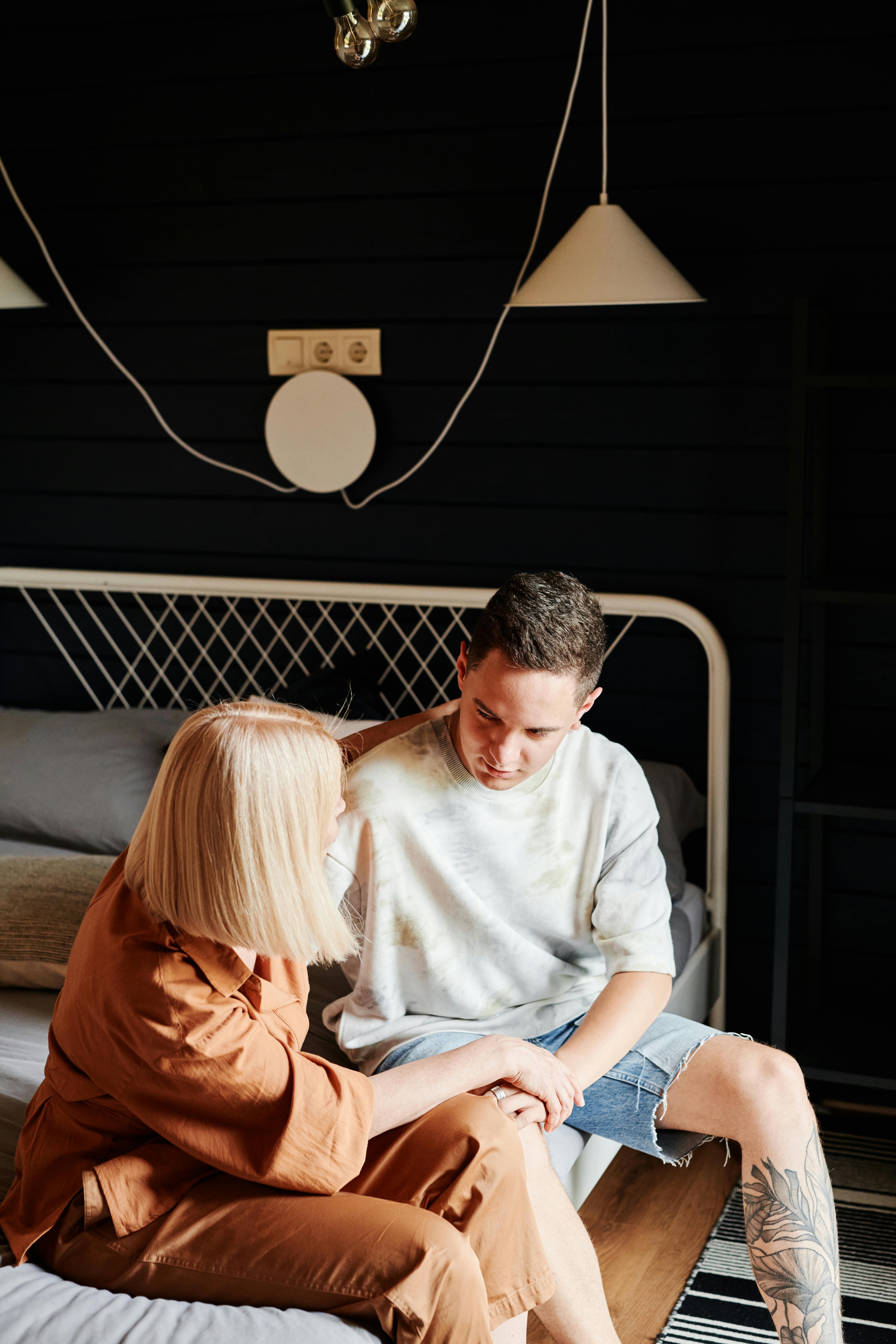 A mother and son talking | Source: Pexels