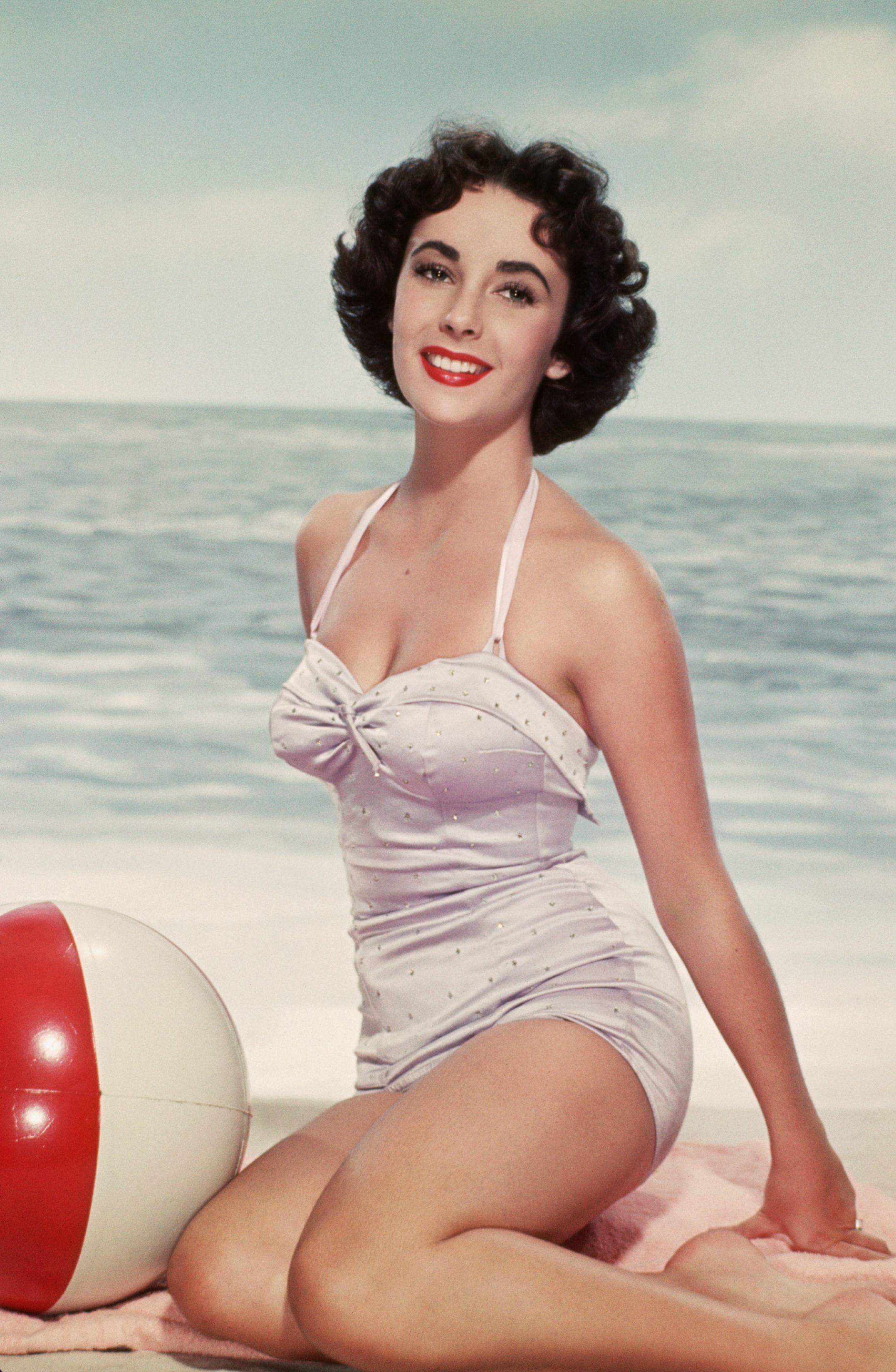 Elizabeth Taylor poses in a swimsuit with a beach ball, circa January 1950 | Source: Getty Images