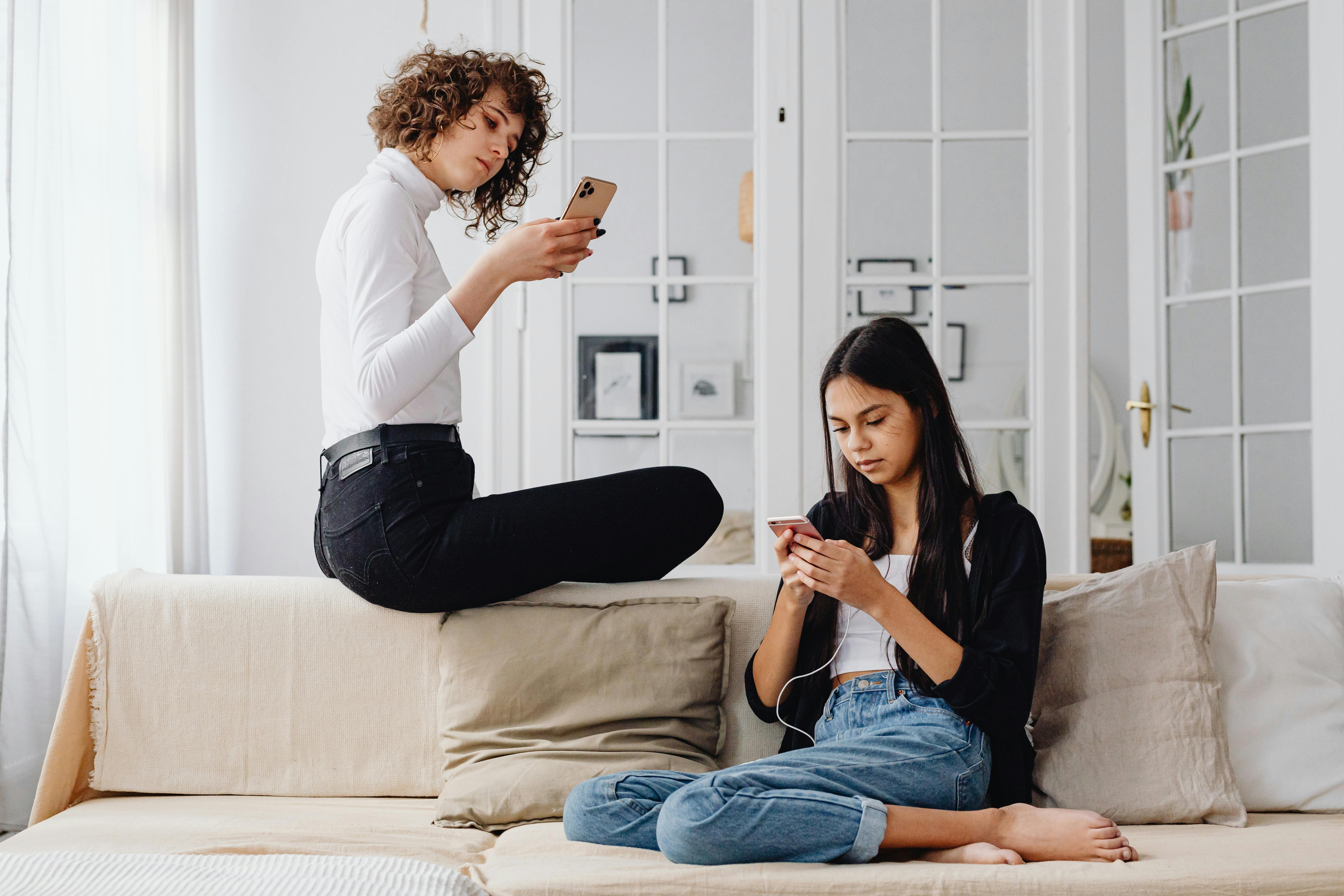 Young women using their smartphones | Source: Pexels