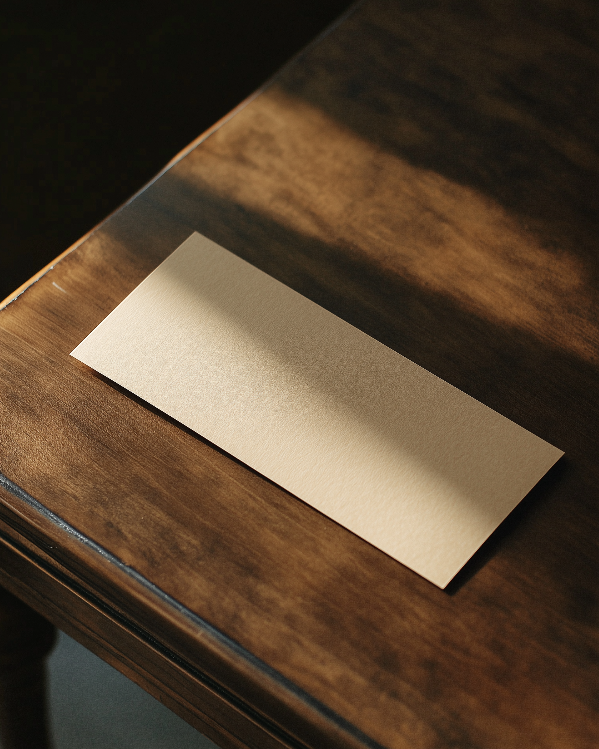 An envelope on a table | Source: No source