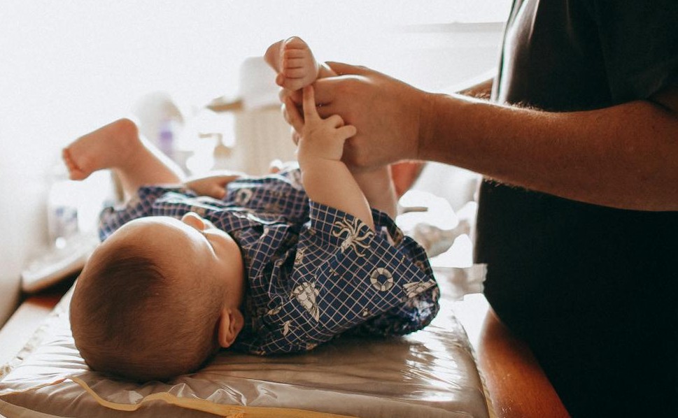 A man changing his baby's diaper | Source: Pexels