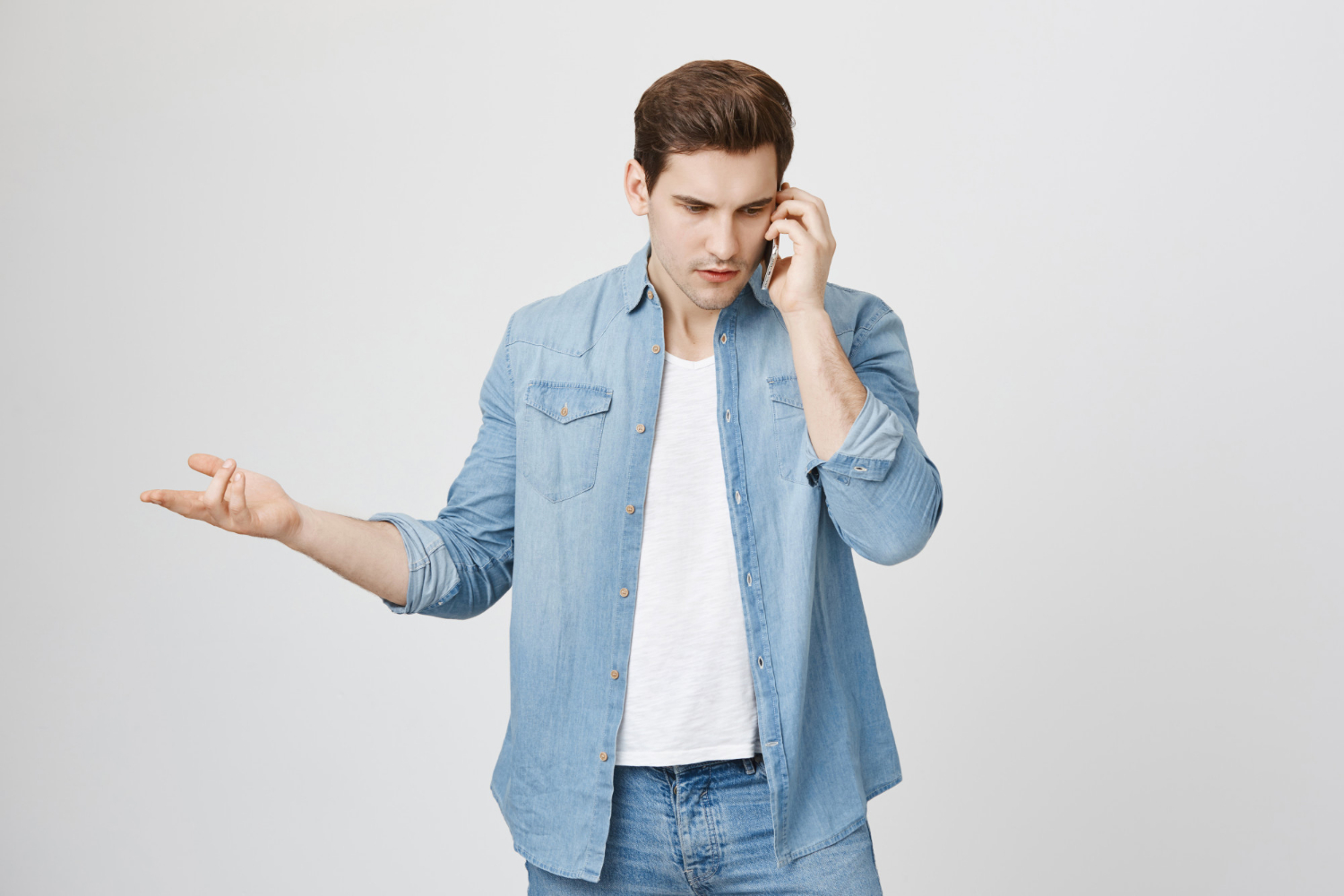 A frustrated man talking on the phone | Source: Freepik