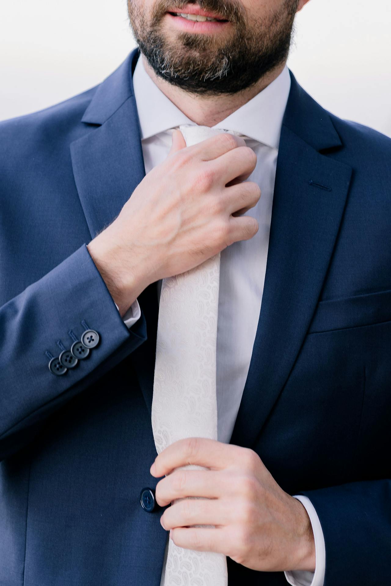 A man adjusting his tie | Source: Pexels