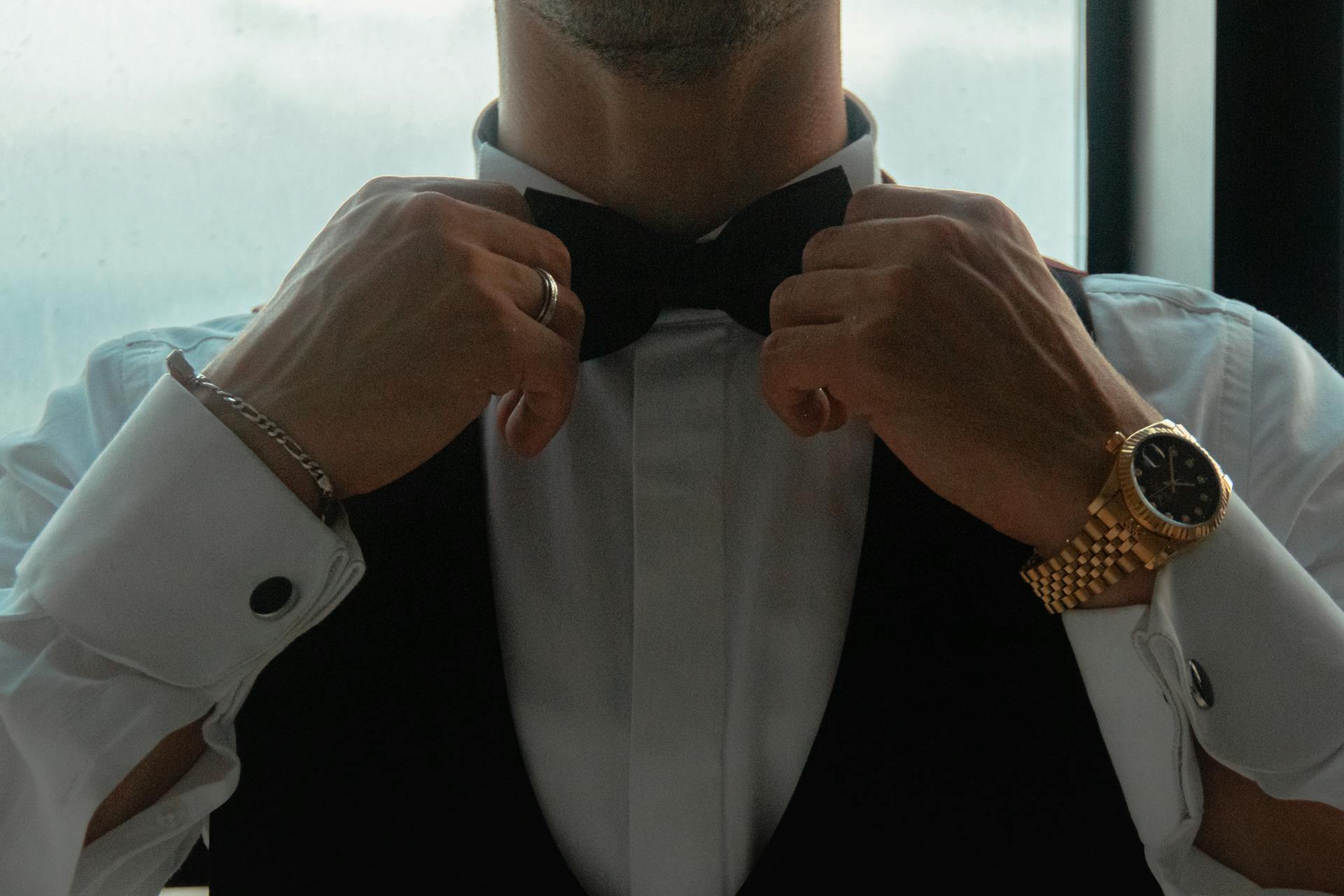 A man adjusting his bowtie | Source: Pexels