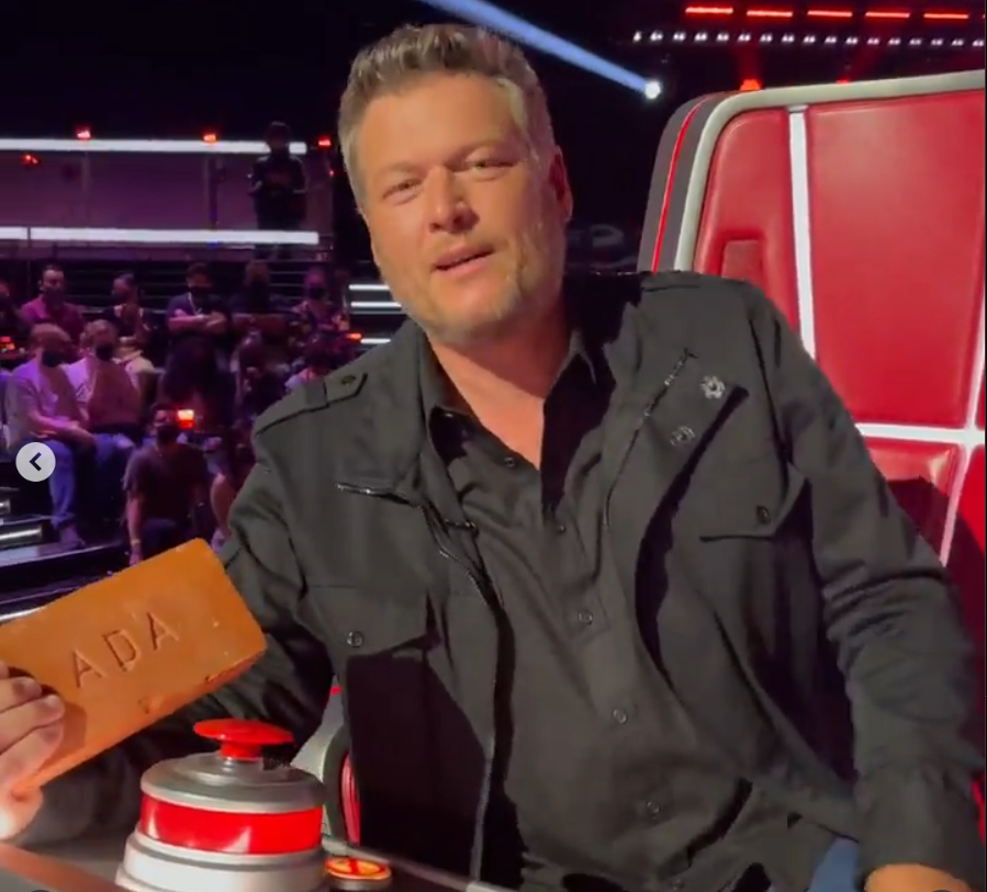 Blake Shelton displays the gift, dated September 22, 2021 | Source: Instagram/blakeshelton