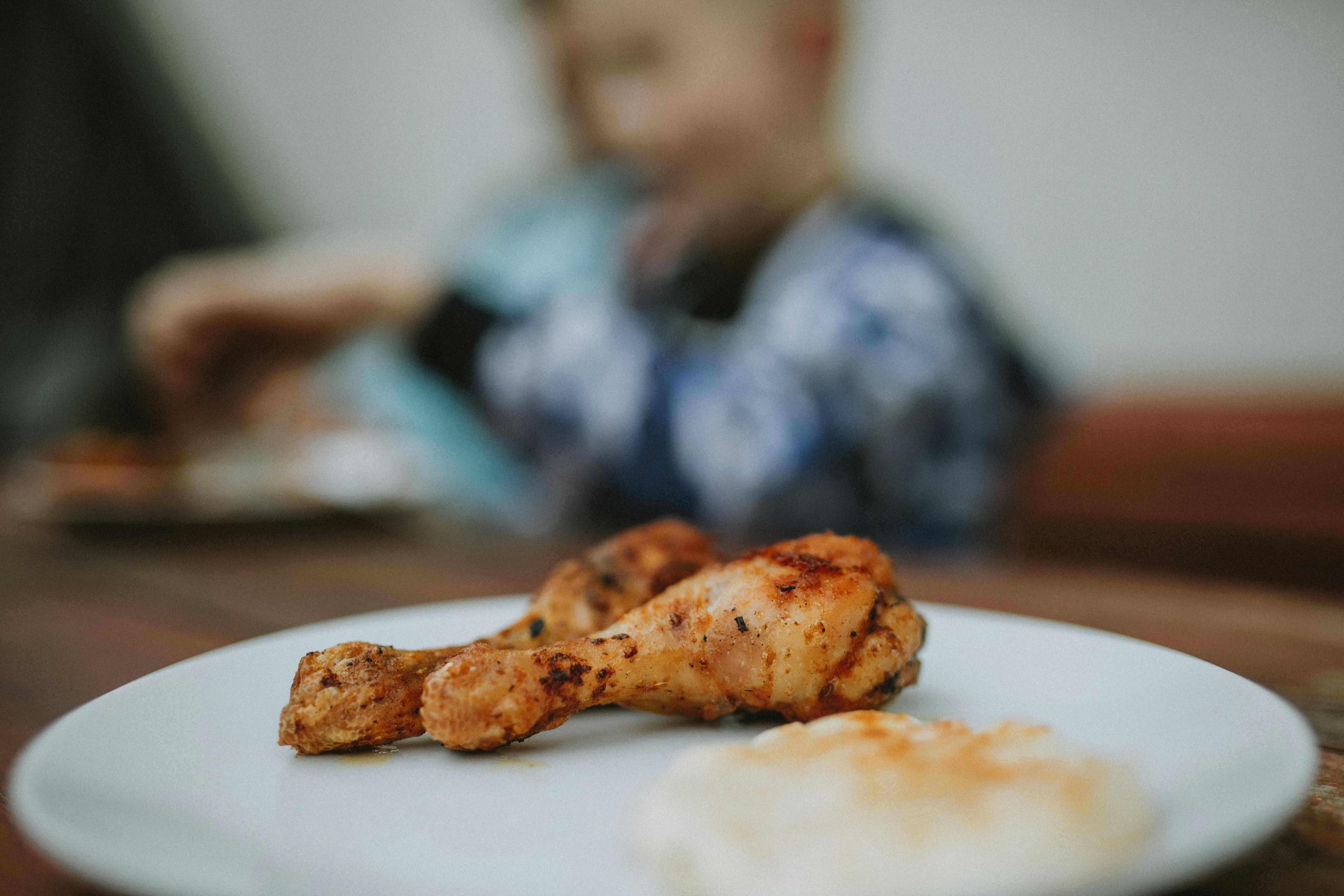 A plate with scrapes | Source: Pexels
