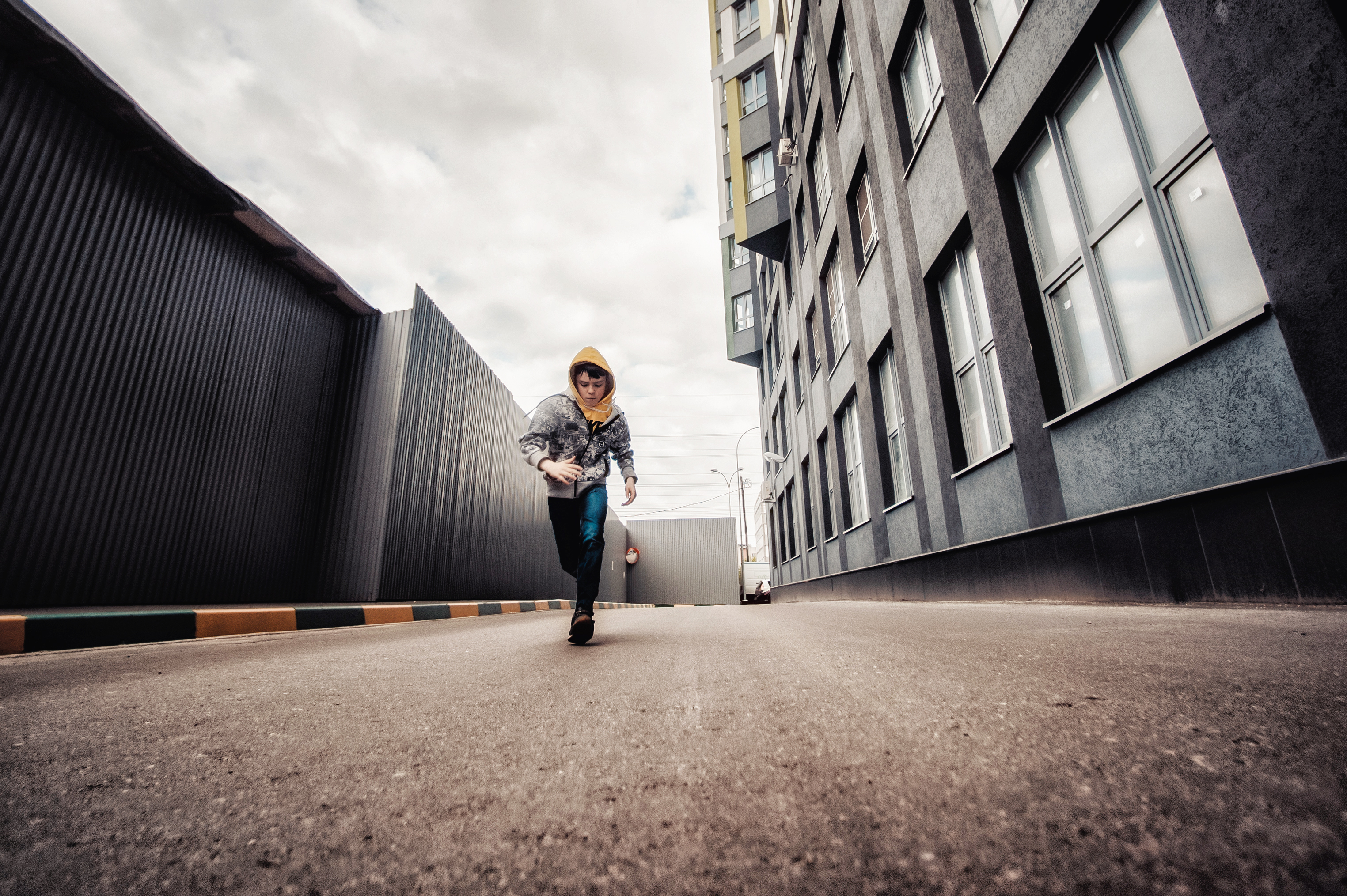 Little boy is running | Source: Shutterstock.com