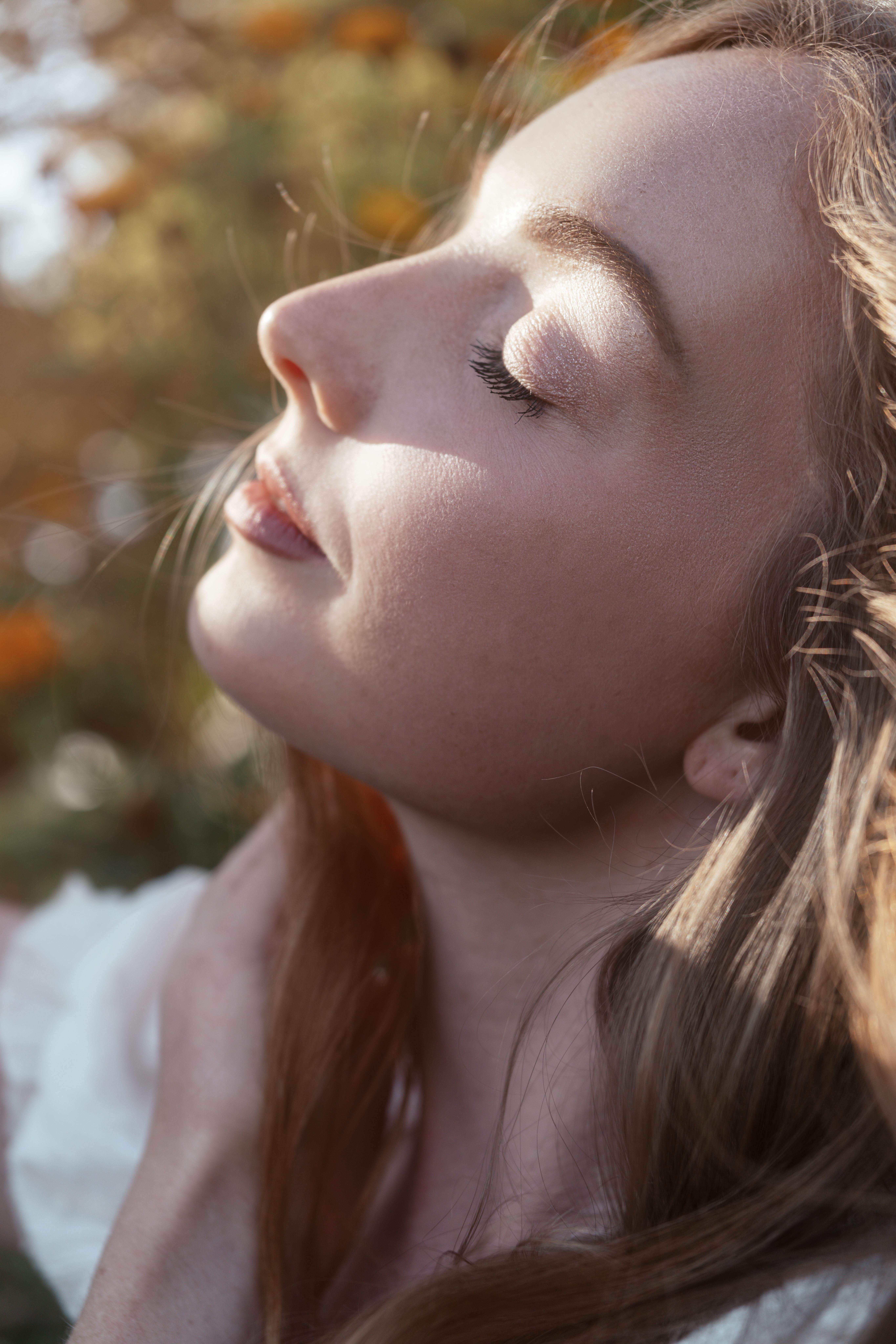 A woman looking up with her eyes closed | Source: Pexels