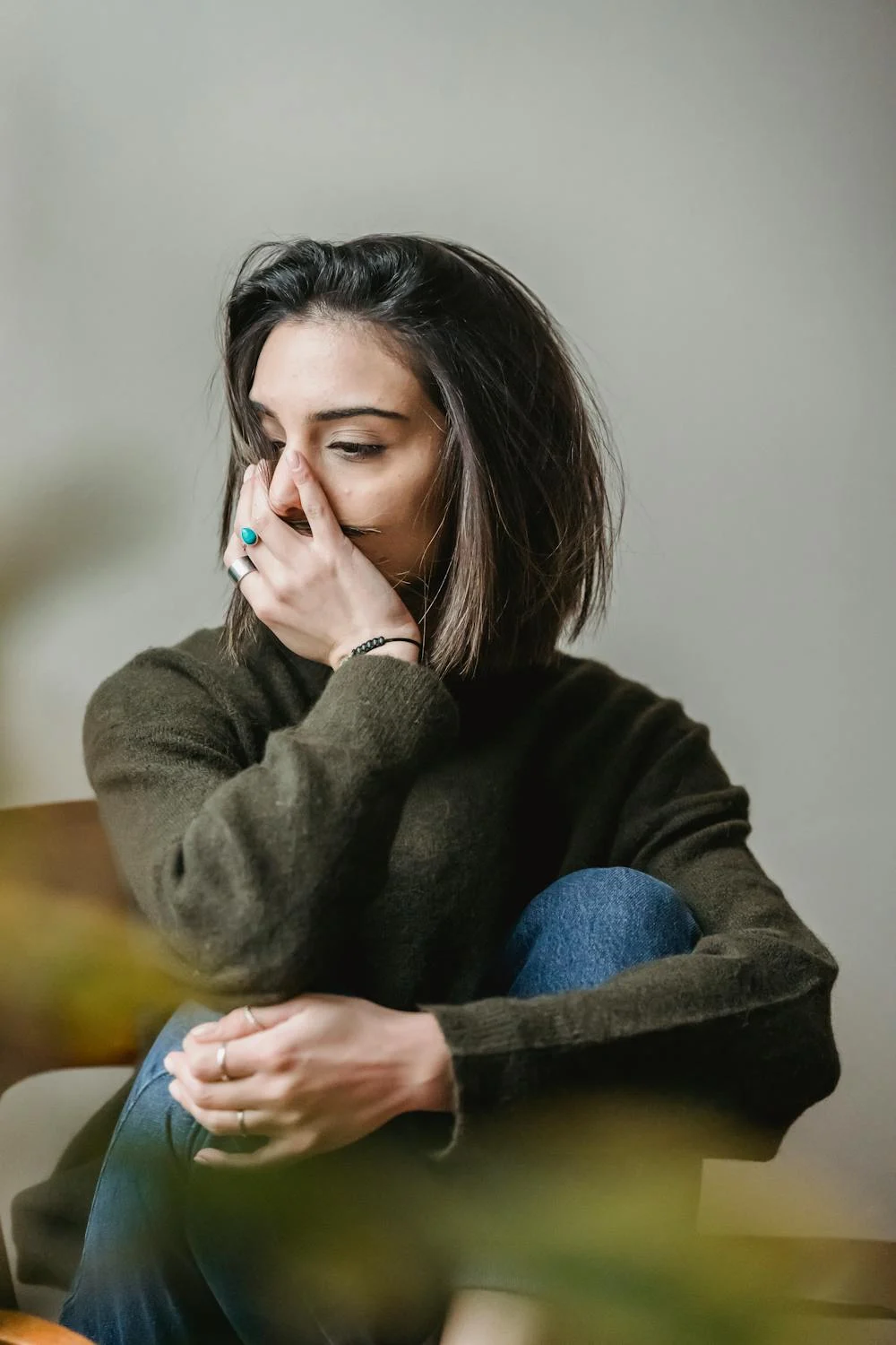 A sad woman sitting in a chair | Source: Pexels