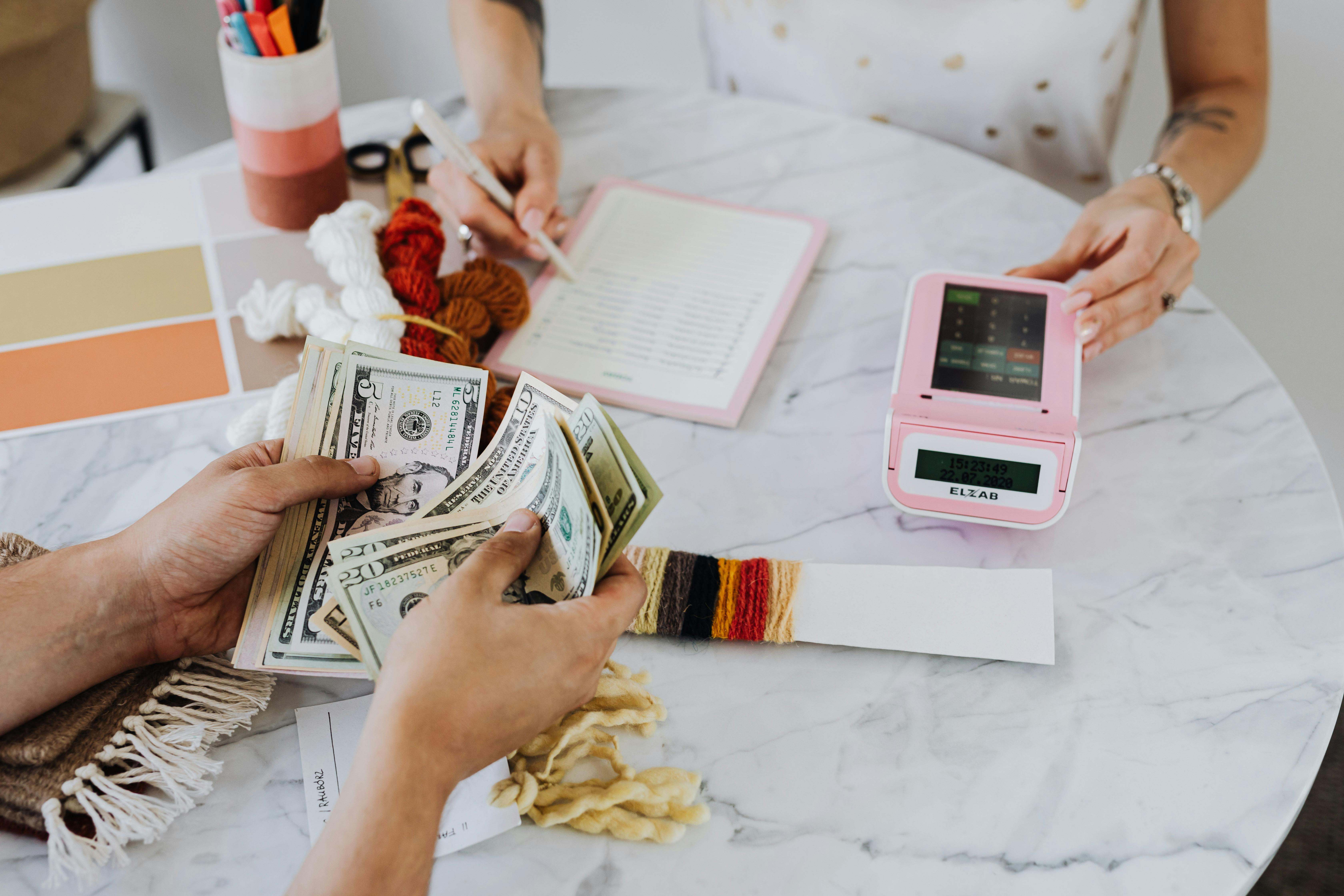 Couple counting money and calculating | Source: Pexels
