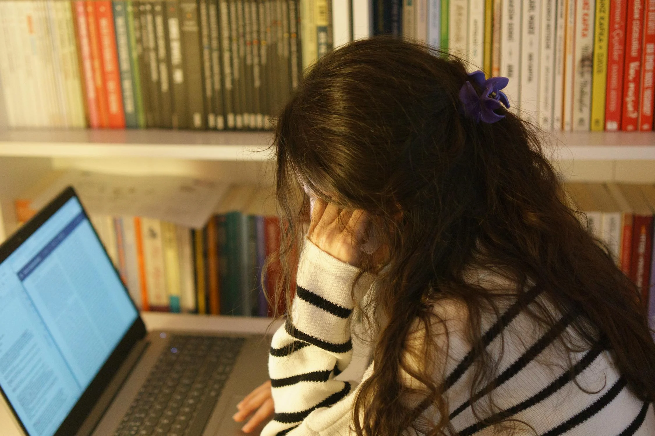 A woman reading on her laptop | Source: Pexels
