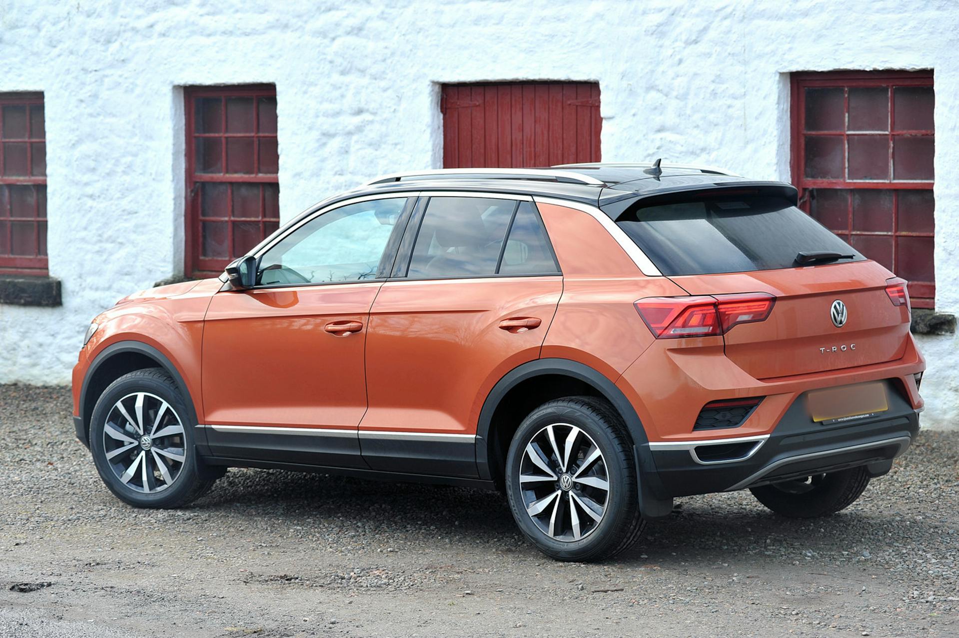 An SUV parked outside a building | Source: Pexels