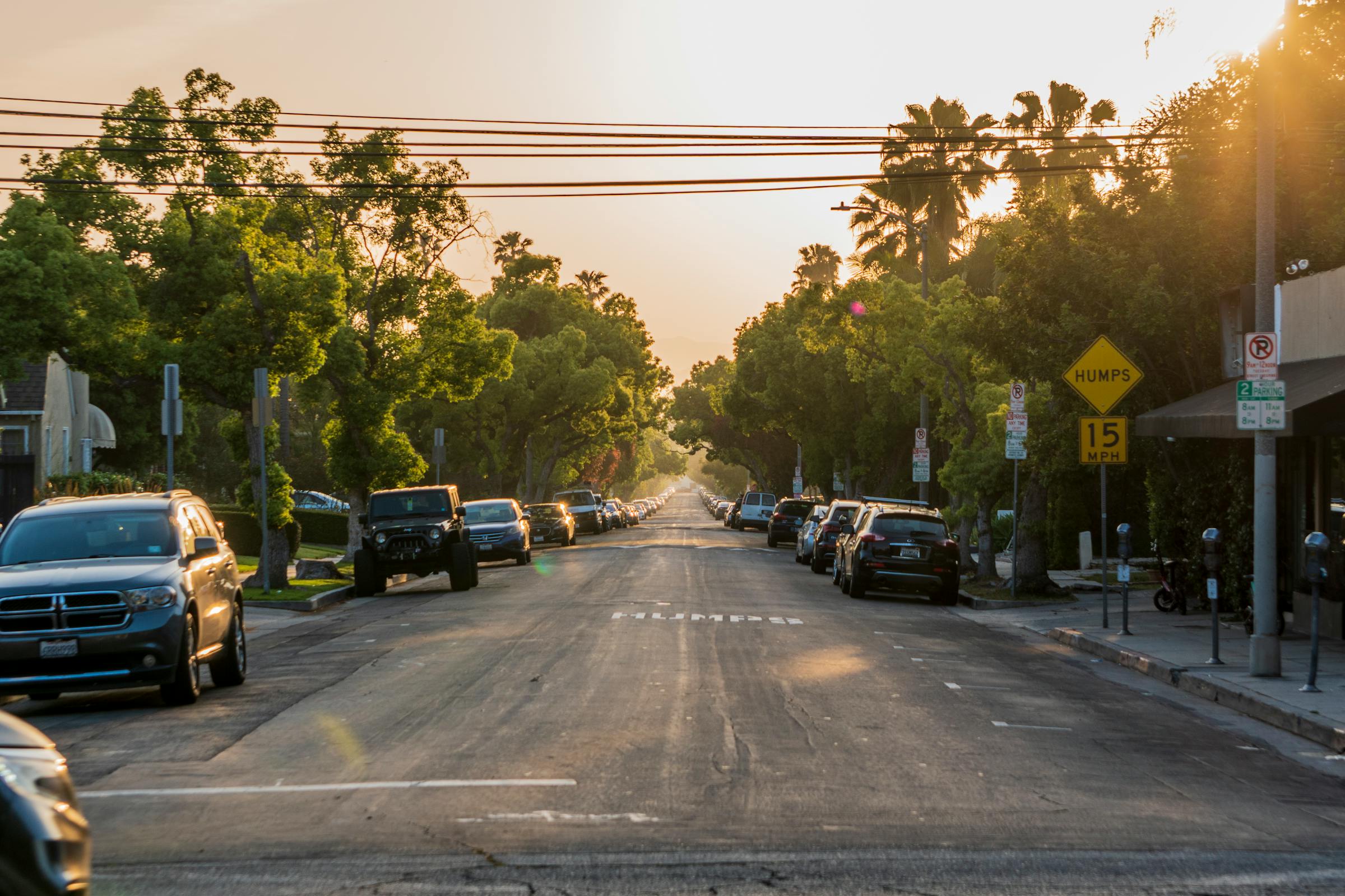A street lined with parked cars | Source: Pexels