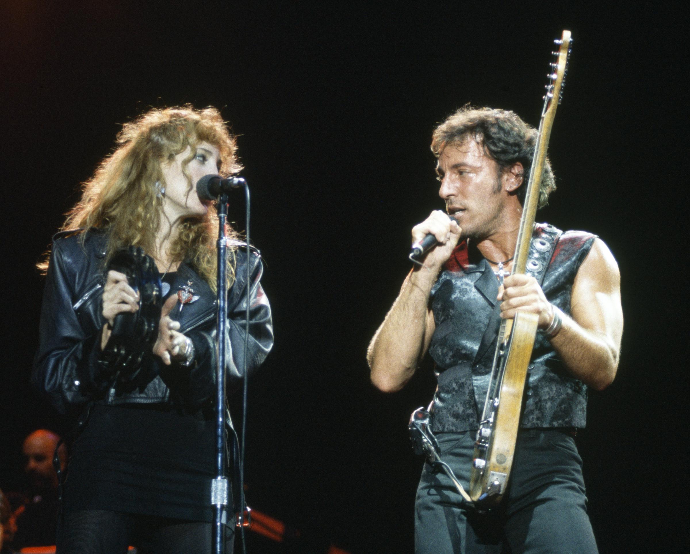 Patti Scialfa and Bruce Springsteen at the Wembley Stadium in London, England, on September 2, 1988. | Source: Getty Images
