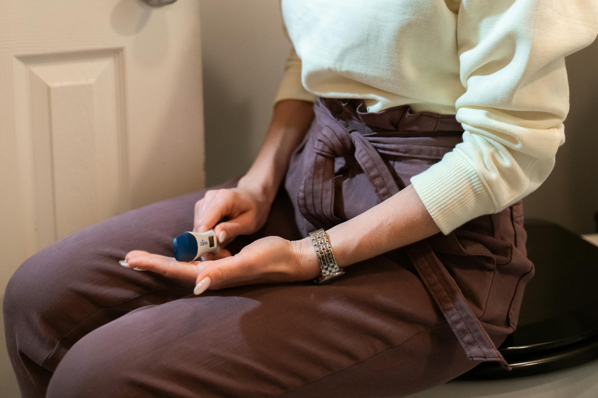 A woman holding a pregnancy test | Source: no source