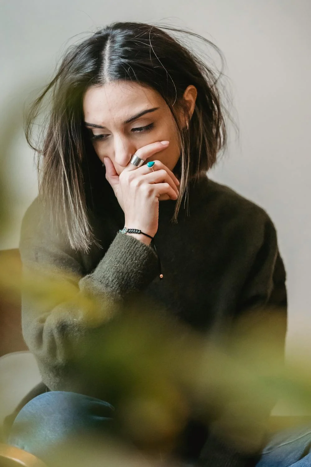 An upset woman looking down | Source: Pexels