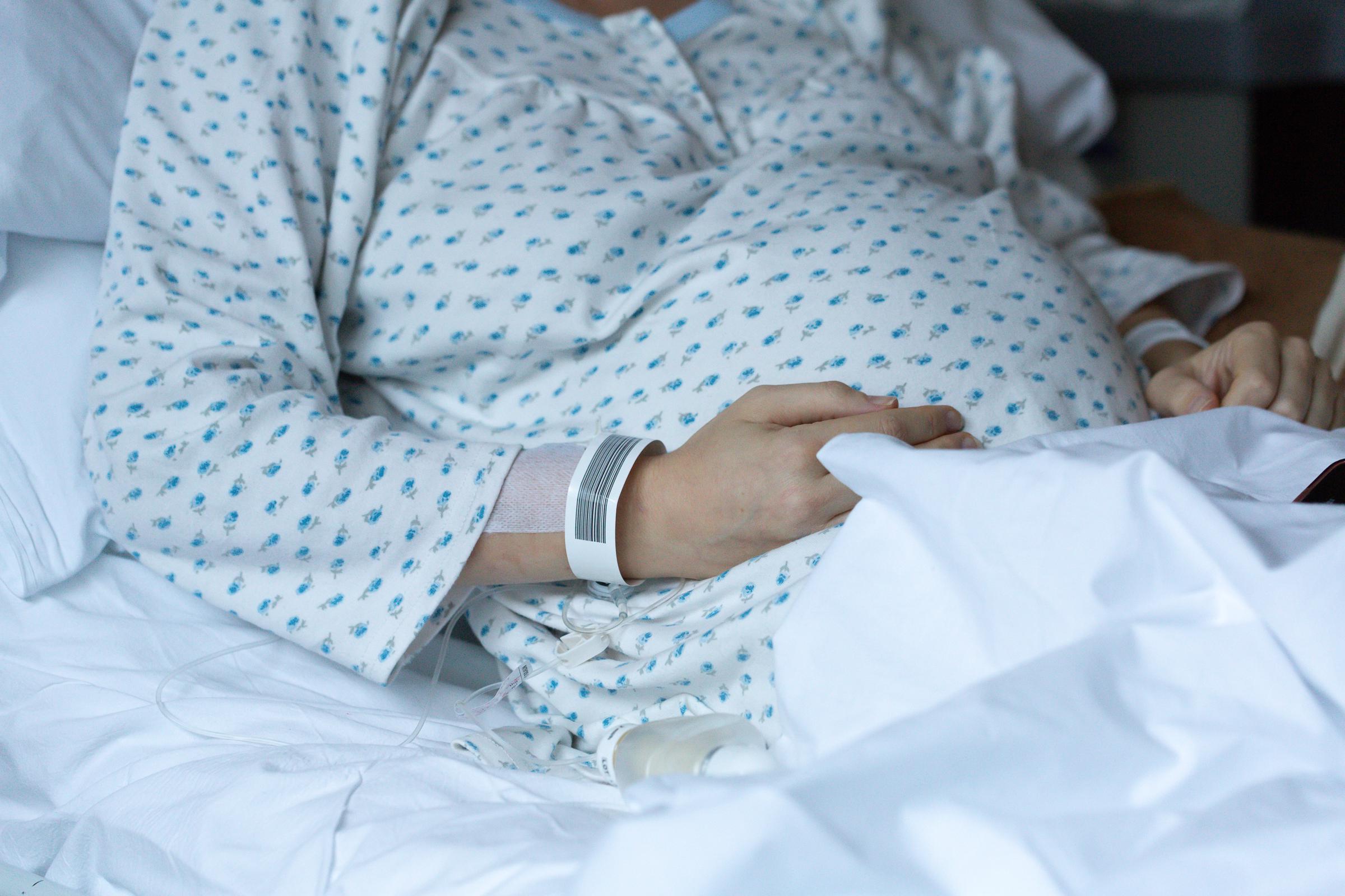Pregnant woman in hospital bed | Source: Shutterstock