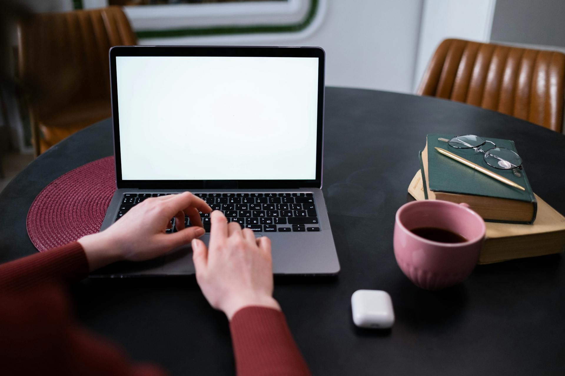 A woman working on her laptop | Source: Pexels
