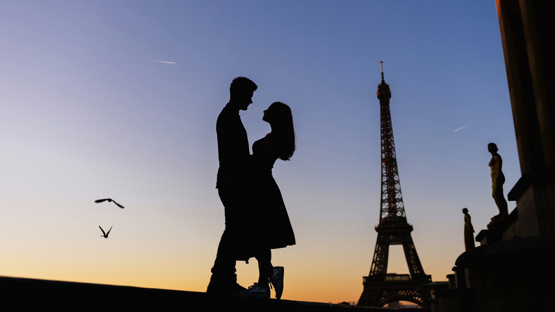 A couple hugging each other in front of the Eiffel Tower | Source: Unsplash