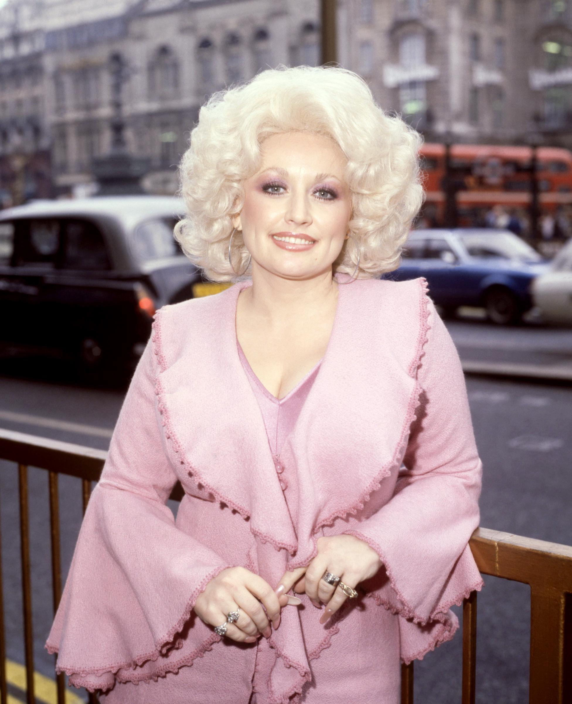 Dolly Parton poses for a portrait on November 1, 1978, in London, England | Source: Getty Images