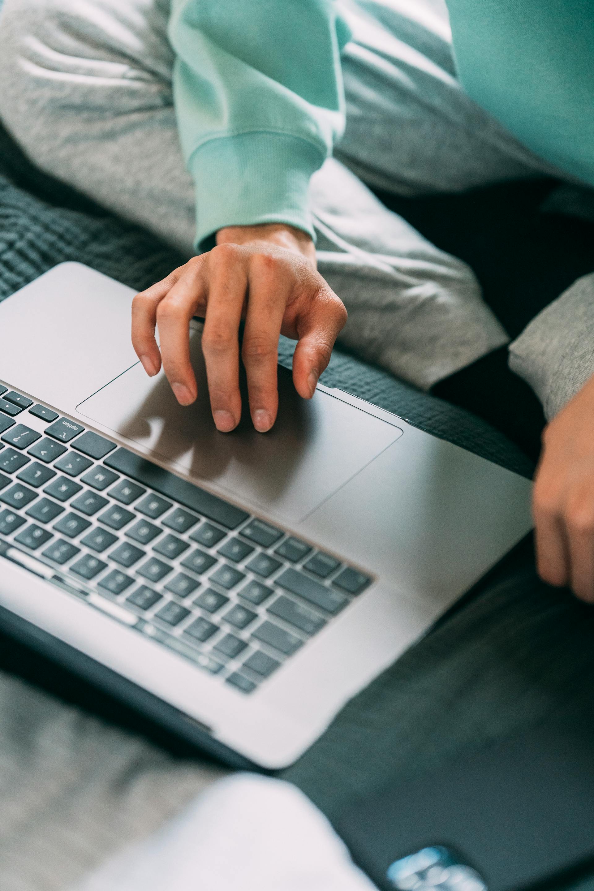 Close-up shot of a man working on his laptop | Source: Pexels