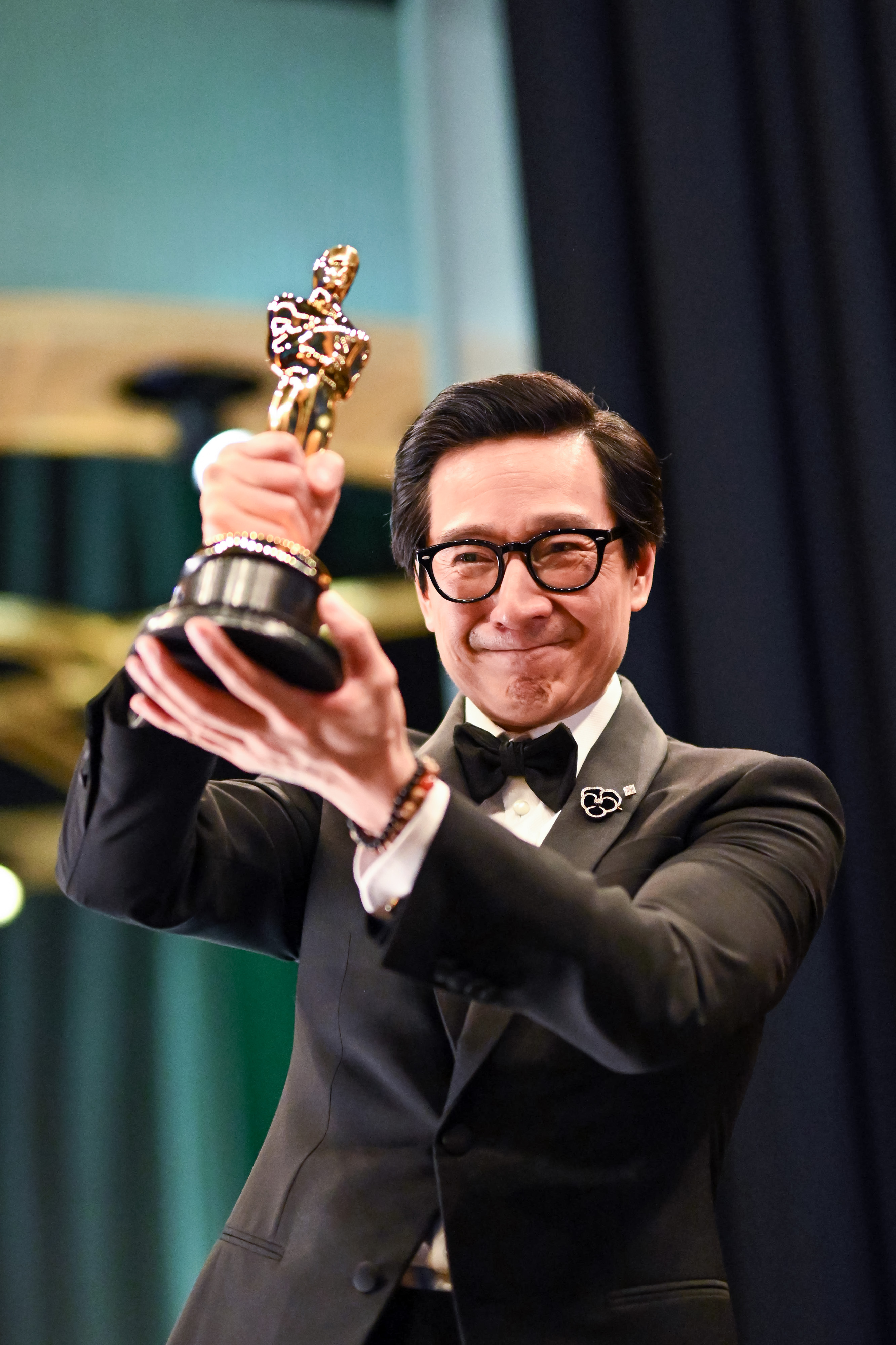 Ke Huy Quan is seen backstage during the 95th Annual Academy Awards on March 12, 2023 | Source: Getty Images