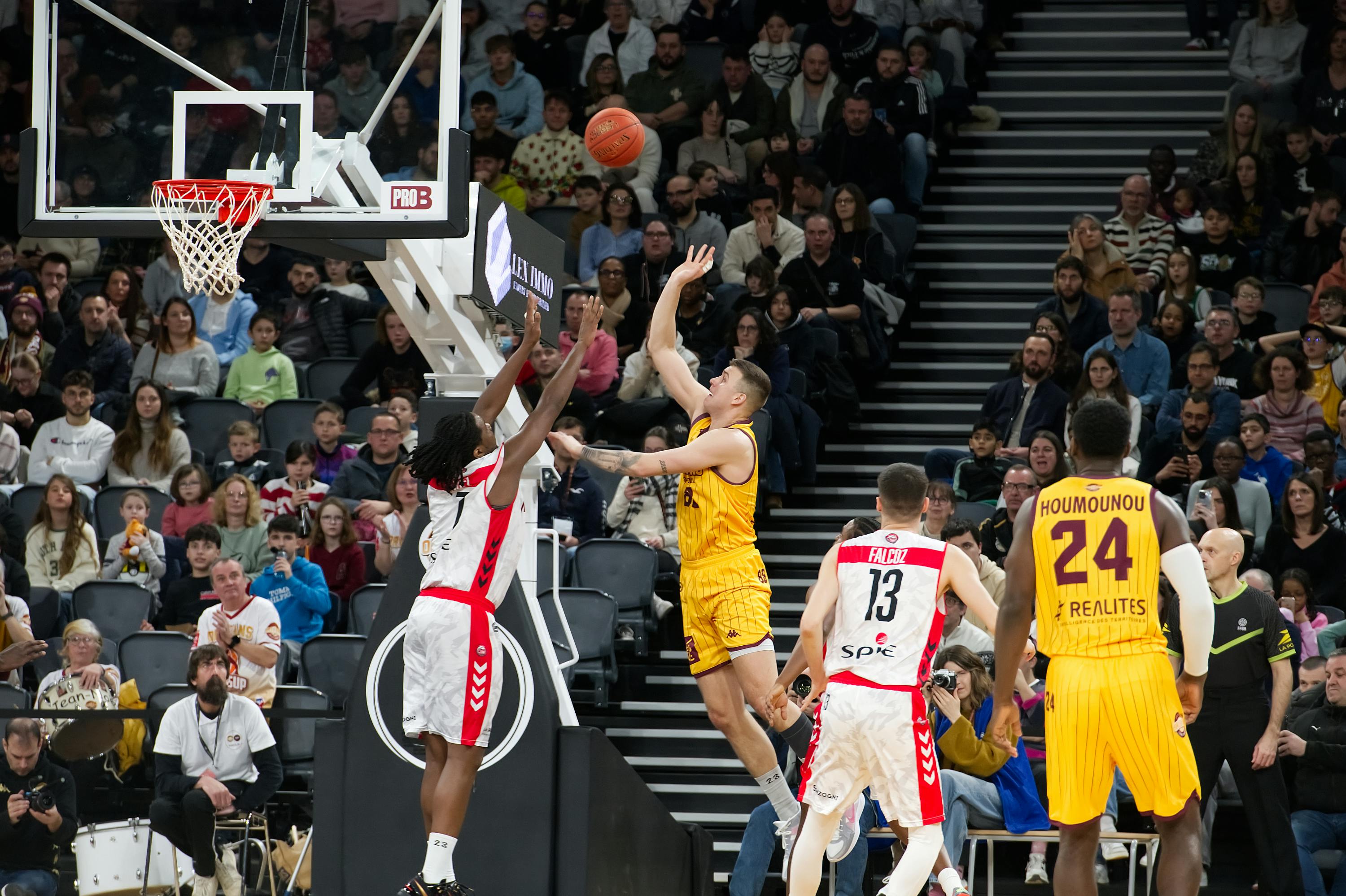 People playing basketball | Source: Pexels
