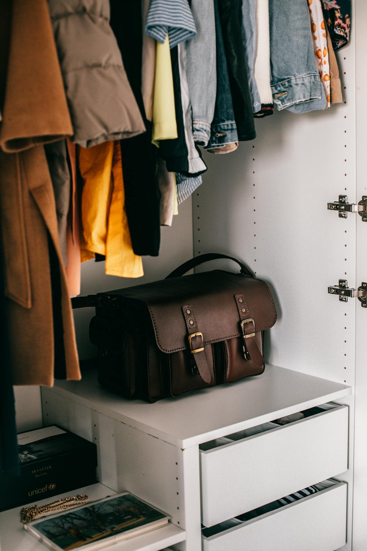A bag and clothes in a wardrobe | Source: Pexels