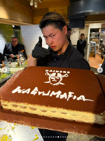 A chef posing with a cake. | Source: Instagram/tombrady