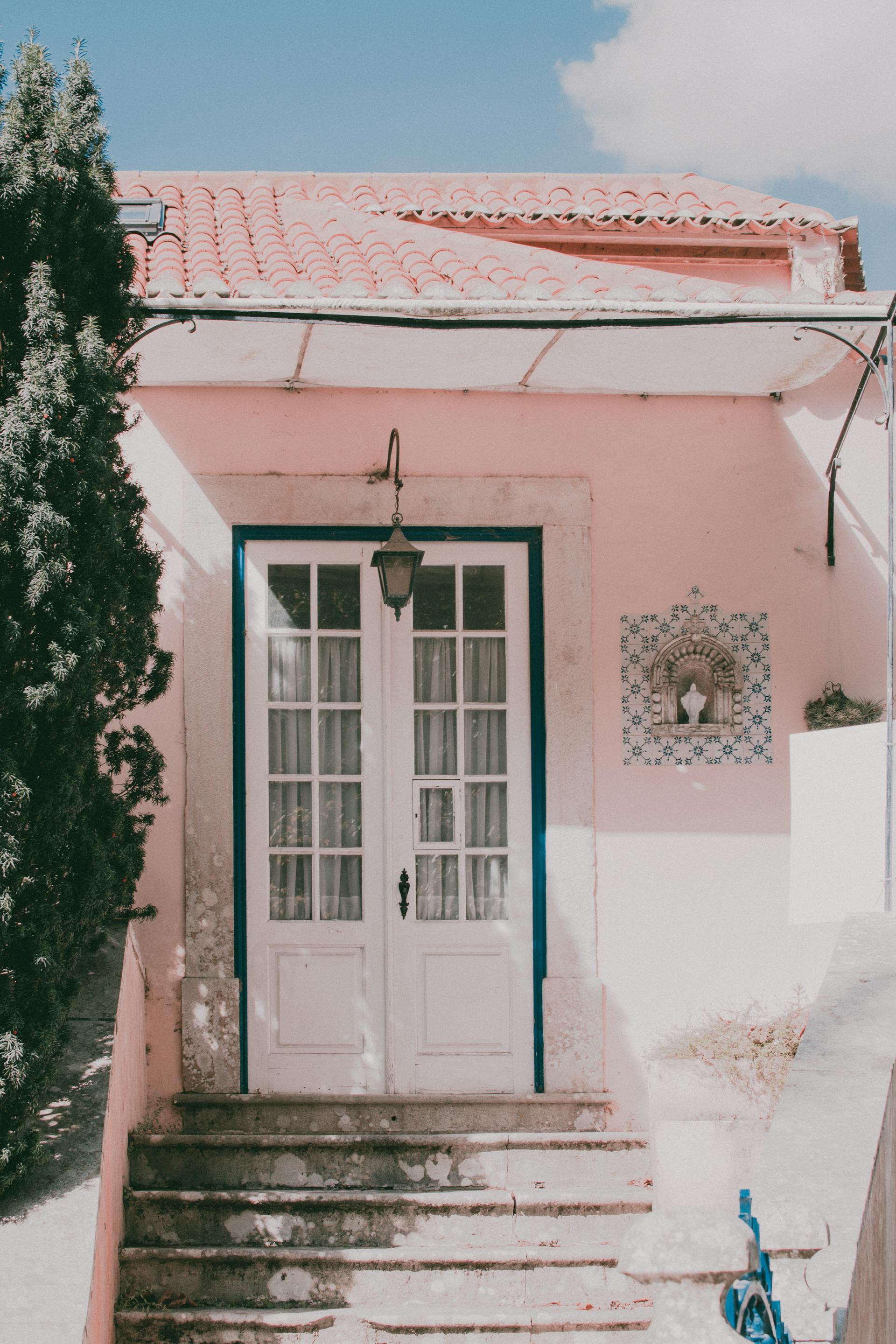 The front door of a house | Source: Pexels