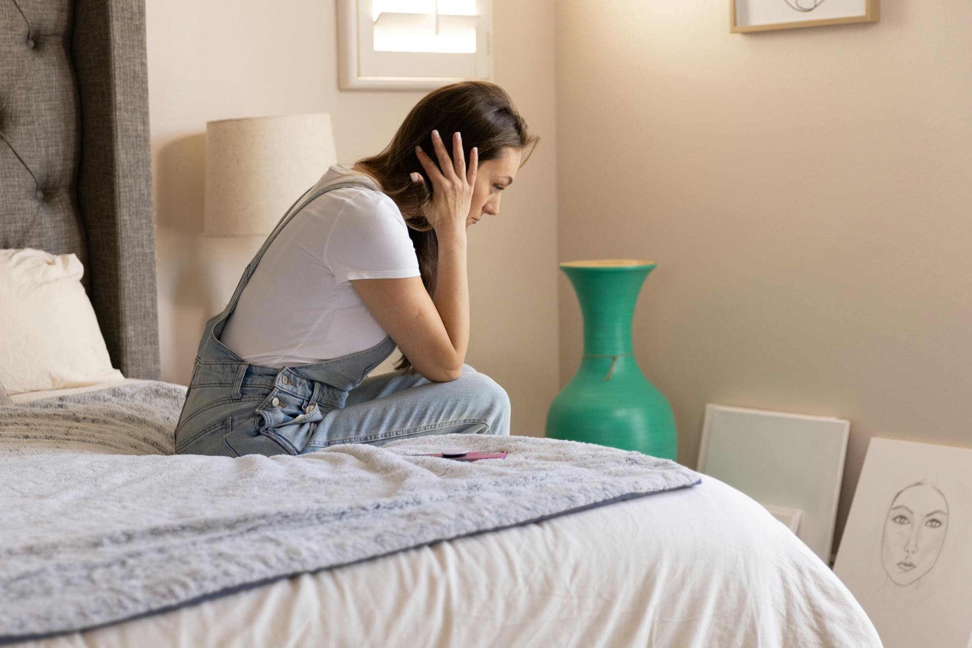 A frustrated woman sitting on the bed | Source: Pexels